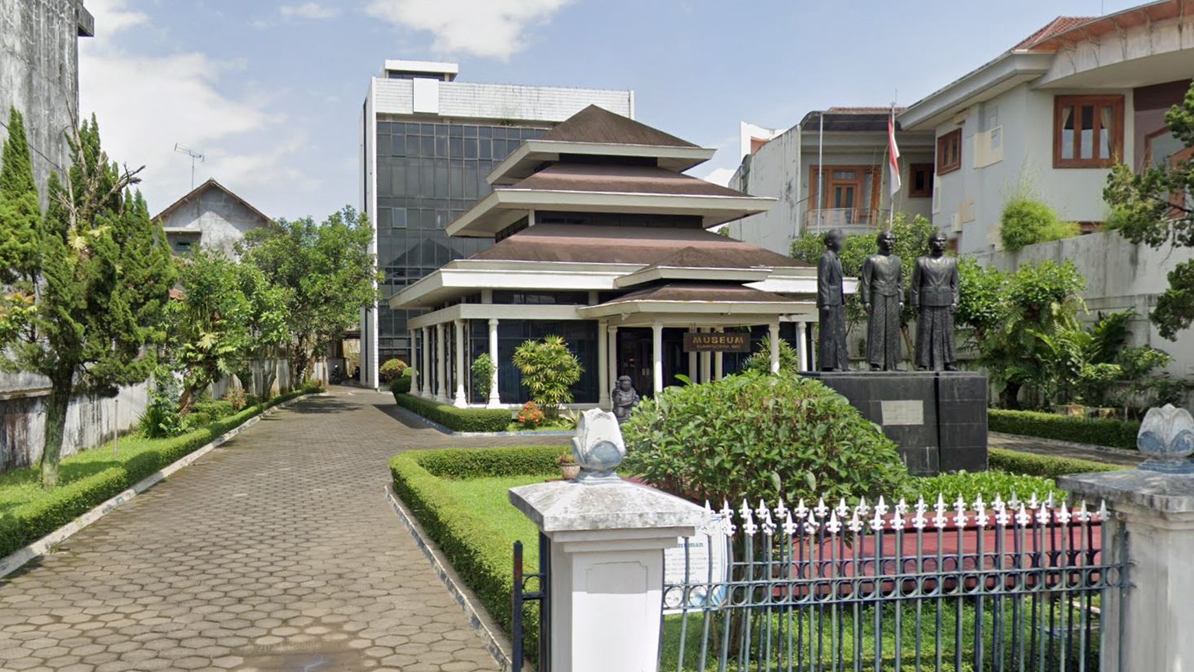 Gedung Cocok untuk Perkantoran Lokasi Tengah Kota Magelang