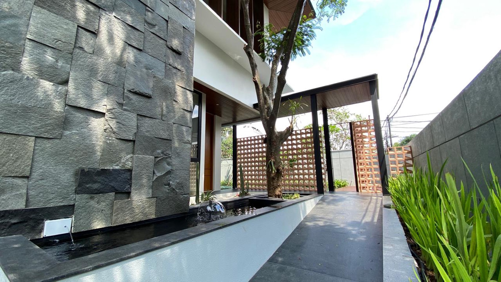 Rumah baru, siap huni bergaya modern tropical