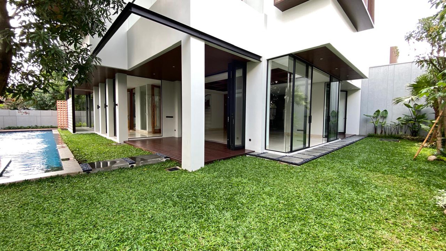 Rumah baru, siap huni bergaya modern tropical