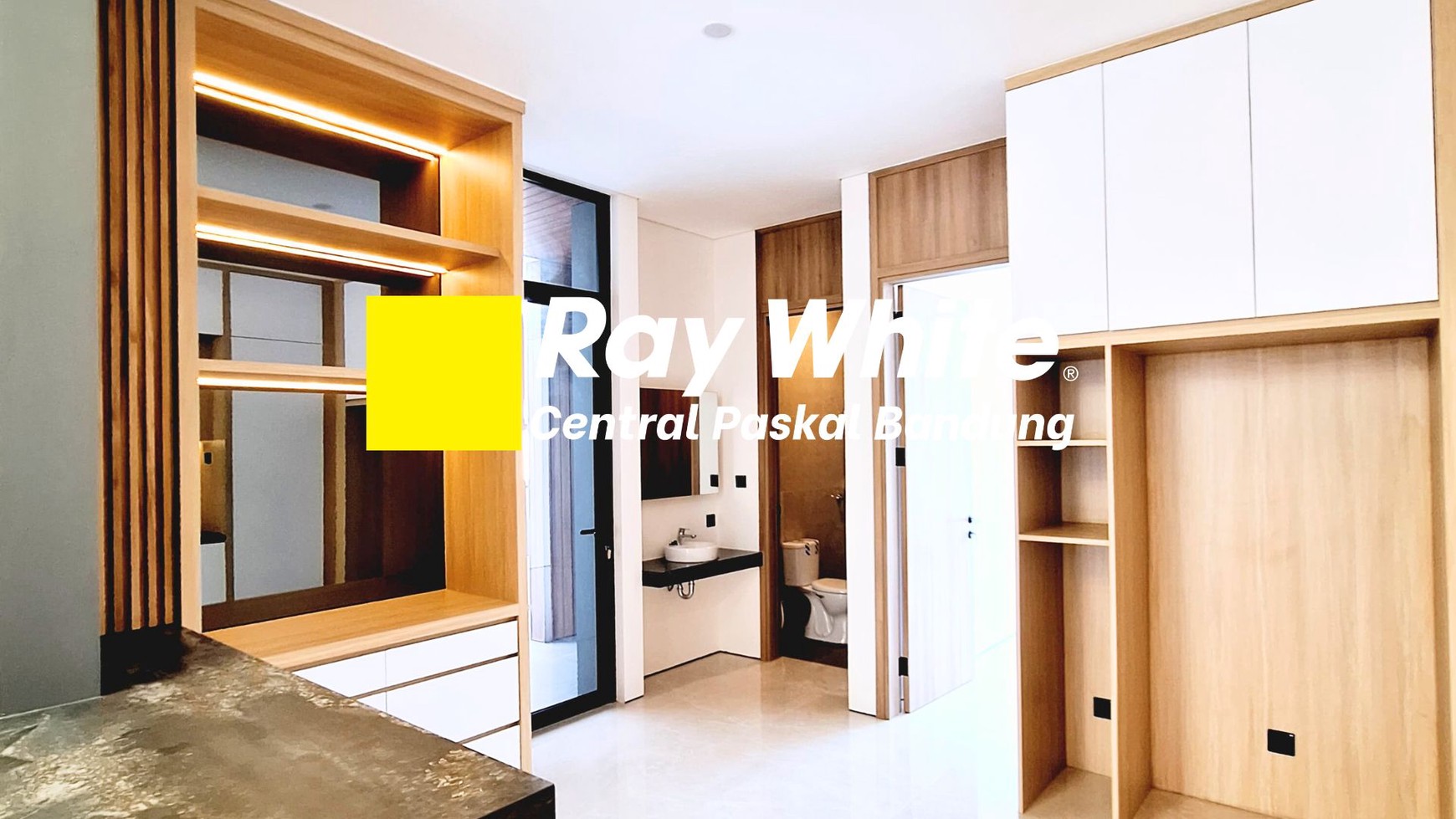 Rumah Baru Design Minimalis Modern di Setraduta Bandung