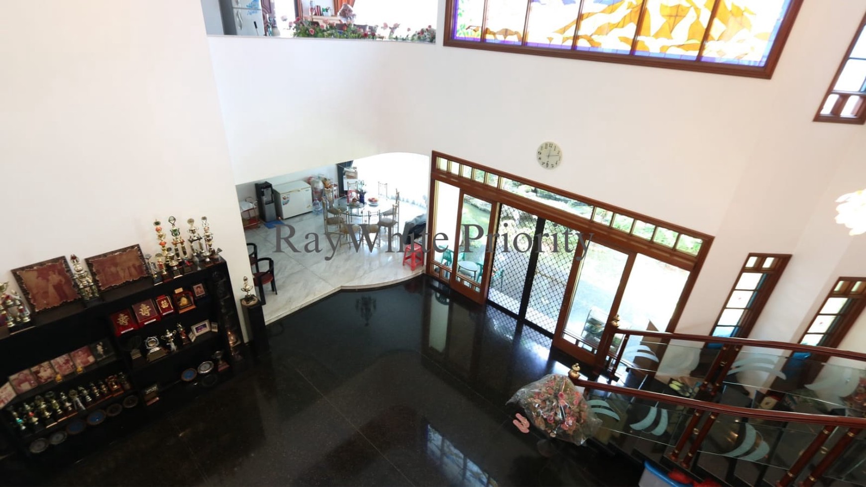 DIJUAL RUMAH MEWAH, NYAMAN & ASRI DI KOMPLEKS ELIT BUKIT GADING VILLA 