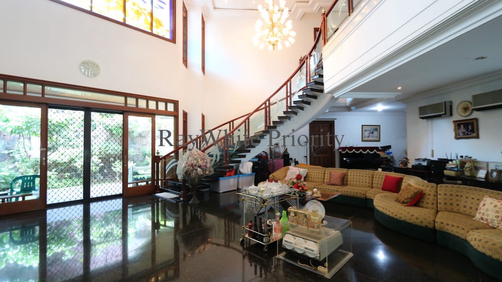 DIJUAL RUMAH MEWAH, NYAMAN & ASRI DI KOMPLEKS ELIT BUKIT GADING VILLA 