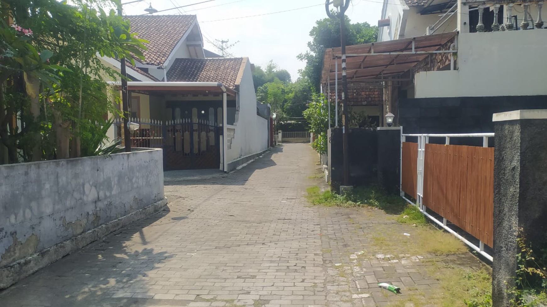 Rumah Tinggal Semi Furnish 2 Lantai Lokasi Strategis Dekat Pakuwon Mall 