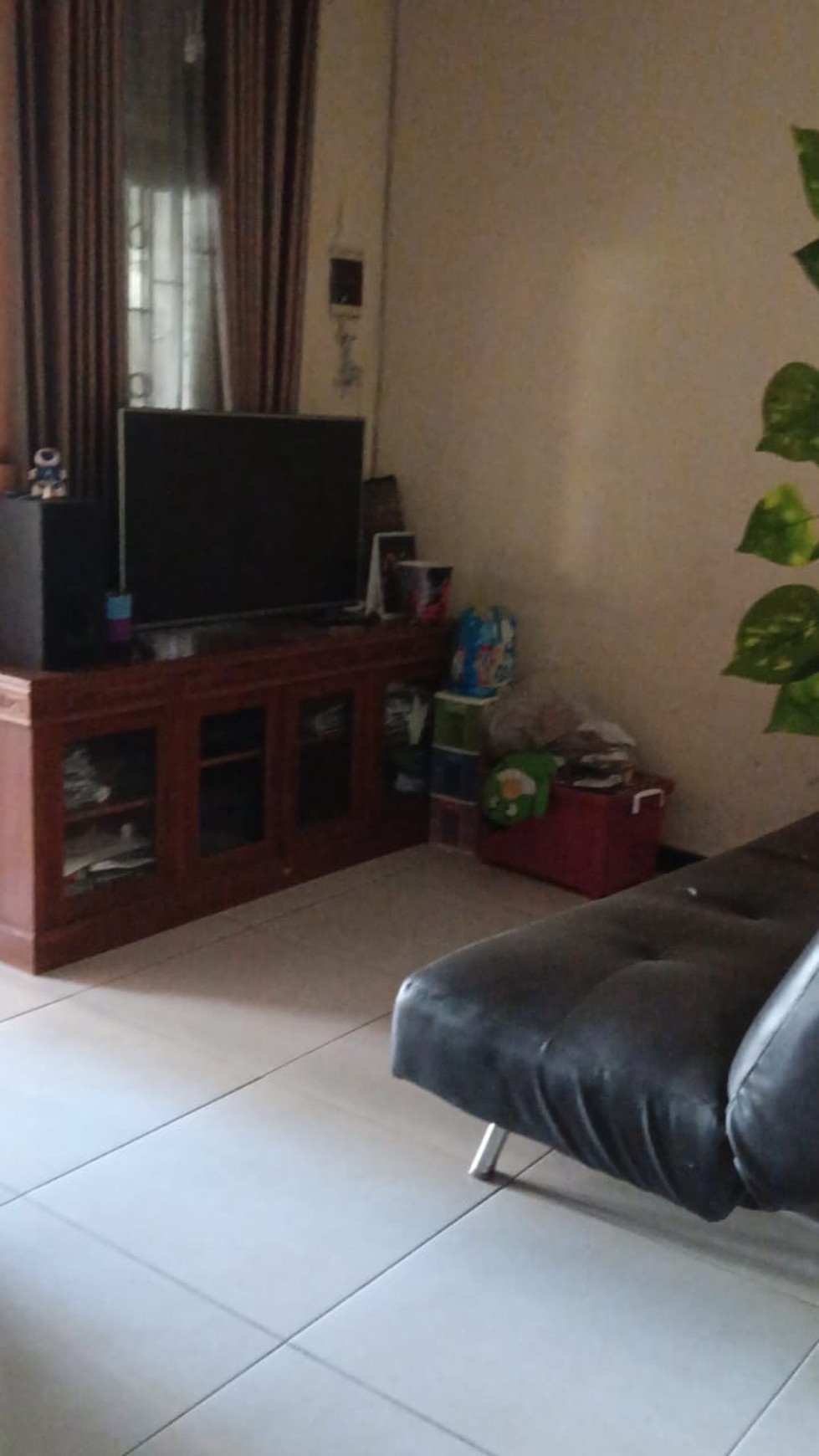 perumahan graha kuncara eksekutif ,, sidoarjo Furnish : full ( ada 3 springbed, 3 lemari, meja kursi tamu, meja kursi tv, meja kursi makan, kulkas, 2 tv, 3 ac, kompor gas, kitchen set, meja bar, tando