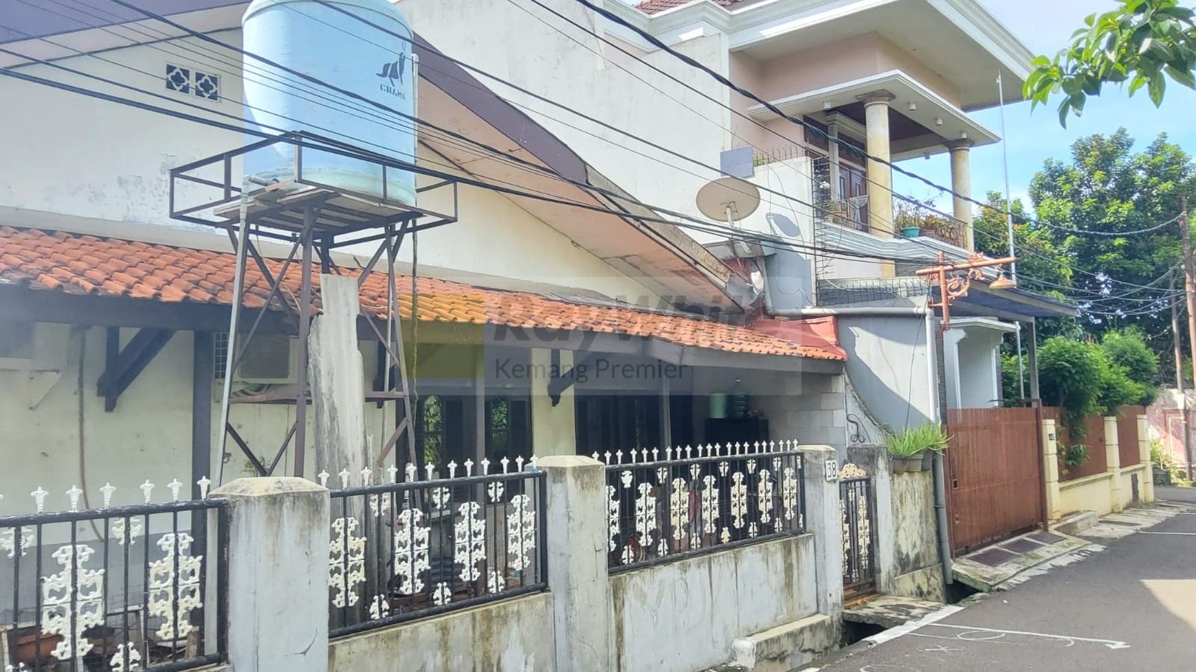 Rumah Lama lingkungan komplek Area Ragunan Jakarta Selatan