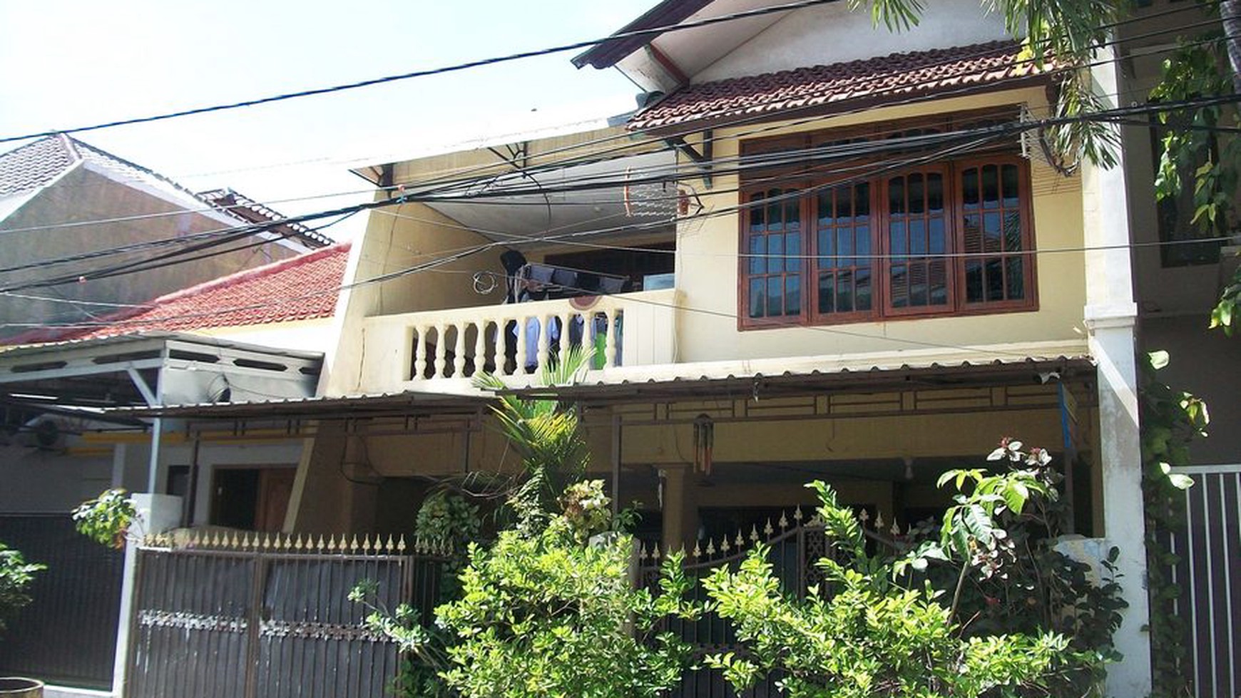 Rumah di Baratajaya Surabaya Timur, 2 Lantai, Bagus + Terawat, Siap Huni