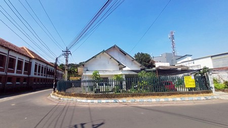 Rumah HITUNG TANAH !!! di Jl. Hasanudin, Klojen - Malang Kota, Luas 813 m2, Hook/Pojokan, SHM