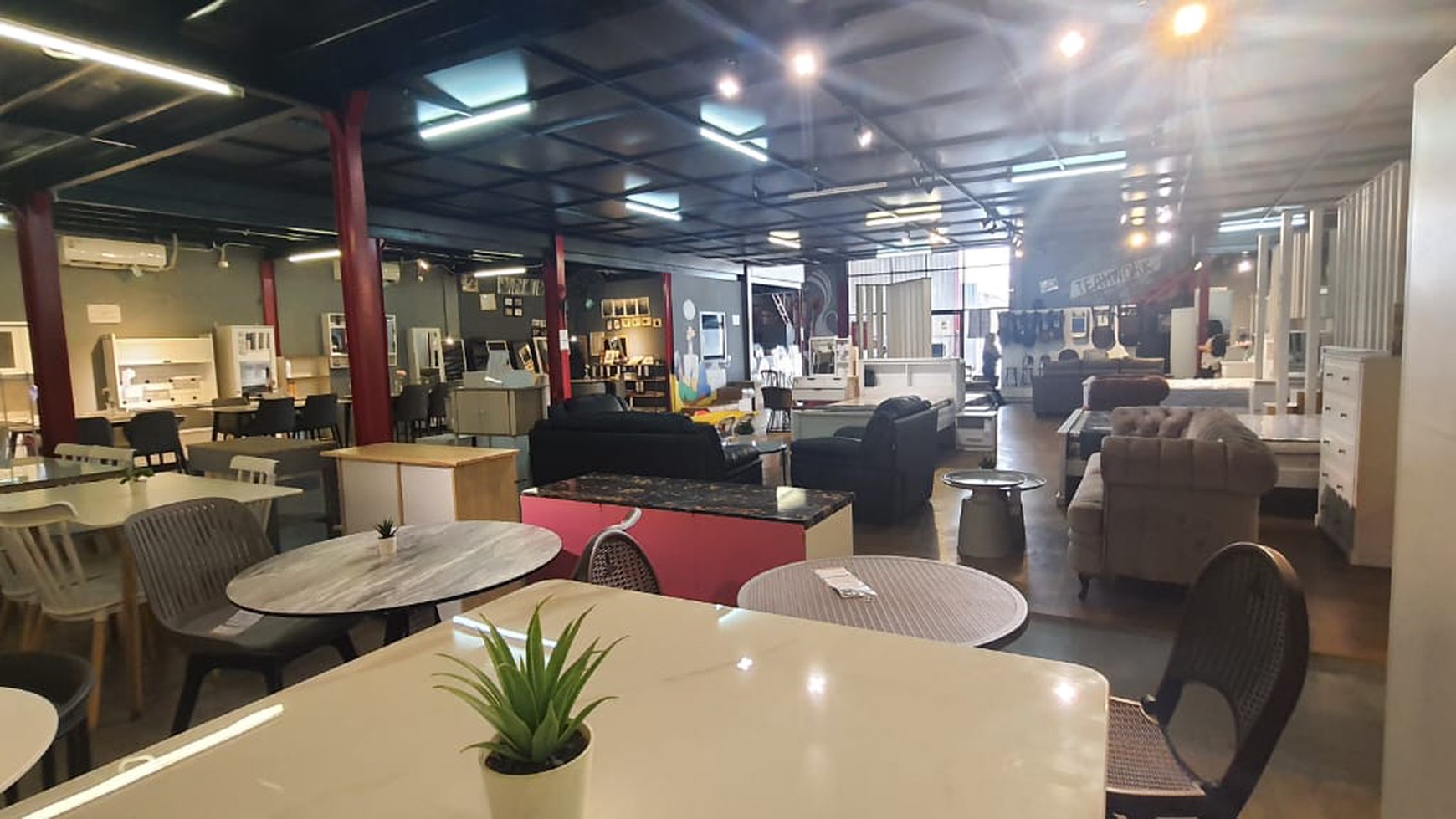 Tempat Usaha - Gudang Komersial di Jl. Raya MT. Haryono Setu Bekasi 