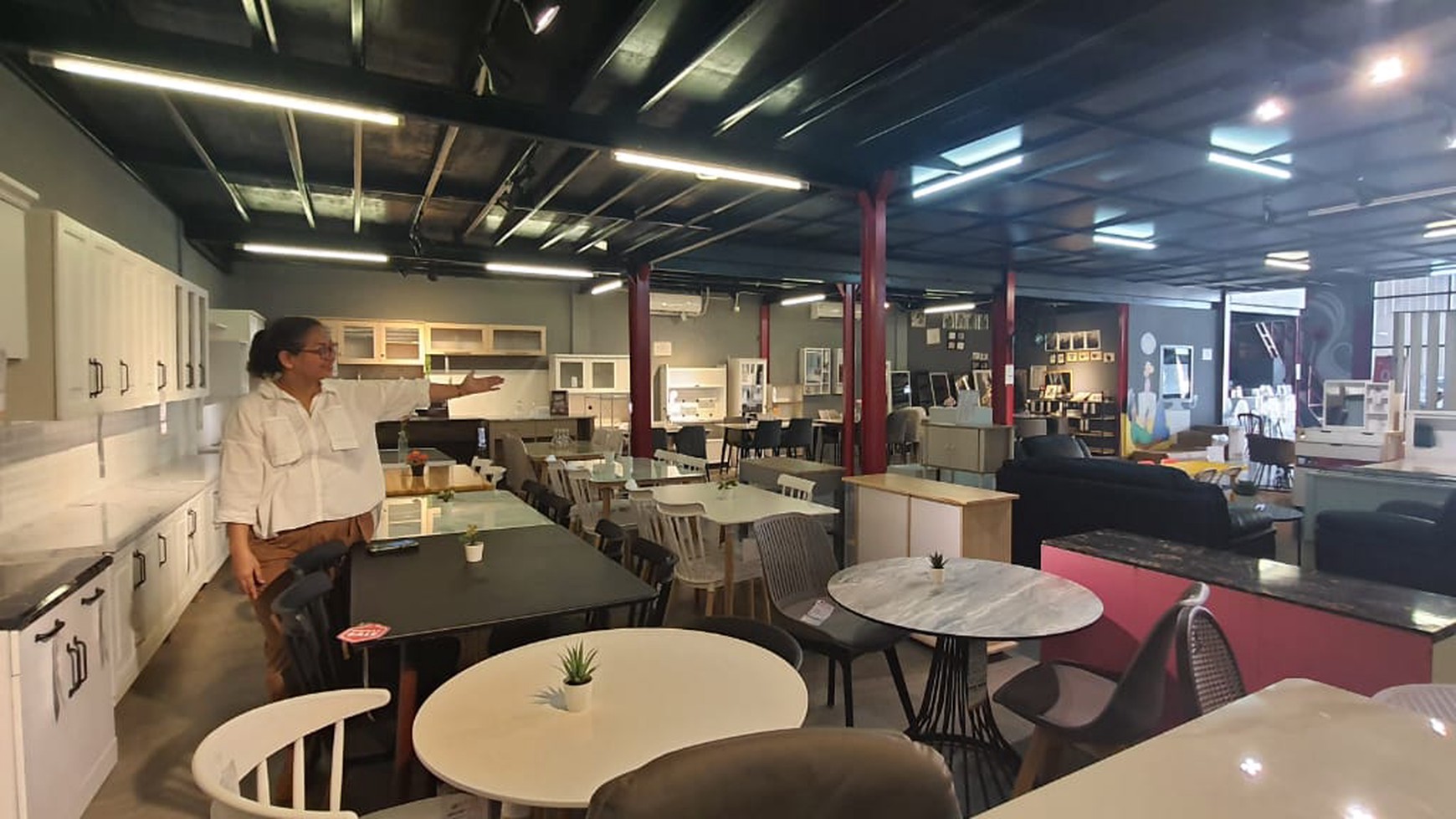 Tempat Usaha - Gudang Komersial di Jl. Raya MT. Haryono Setu Bekasi 