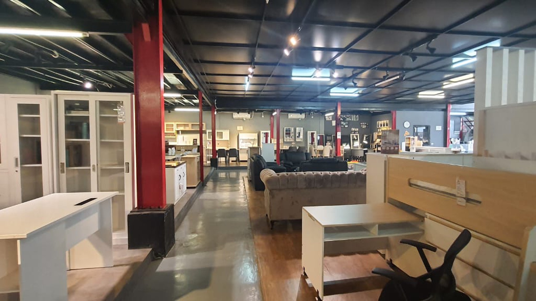 Tempat Usaha - Gudang Komersial di Jl. Raya MT. Haryono Setu Bekasi 