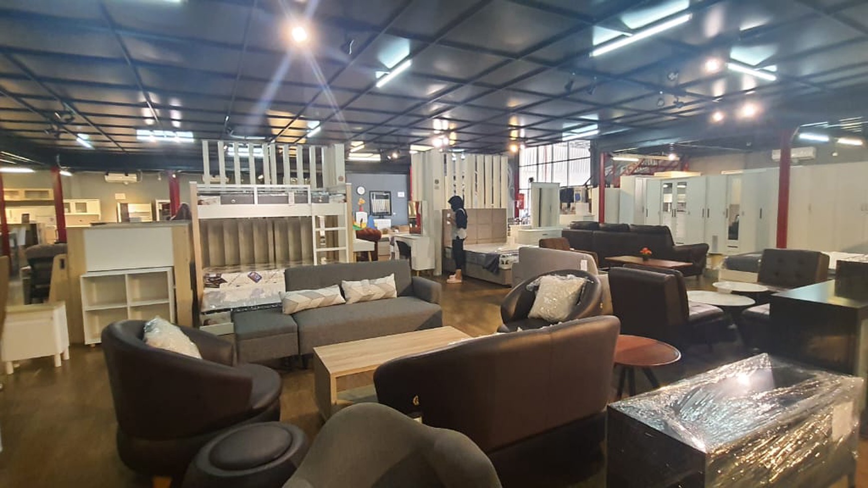 Tempat Usaha - Gudang Komersial di Jl. Raya MT. Haryono Setu Bekasi 