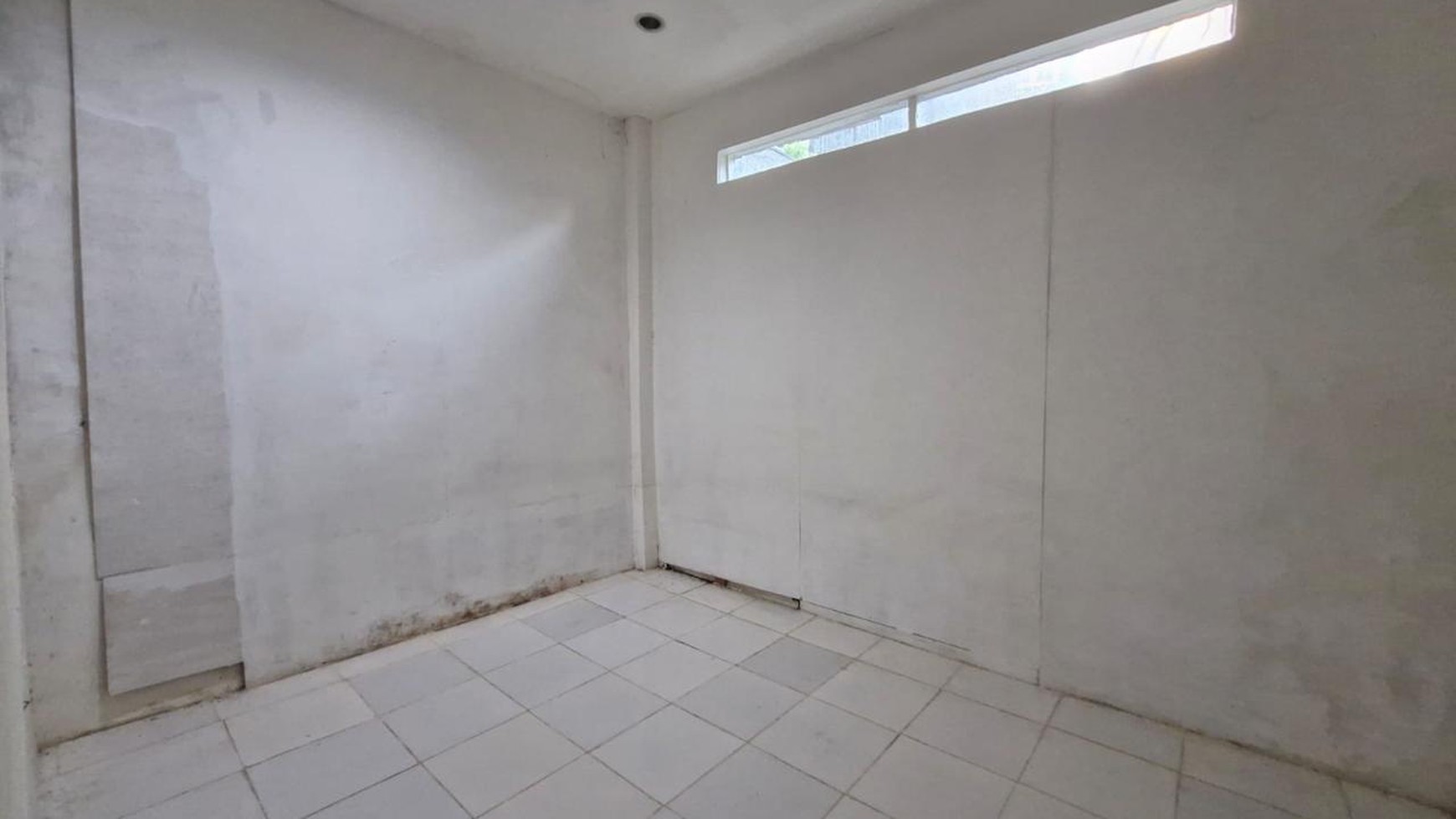 Di Jual Rumah tua hitung tanah lokasi area tenang dan strategis strategis di Jl. Kerinci Gunung, Jakarta Selatan 