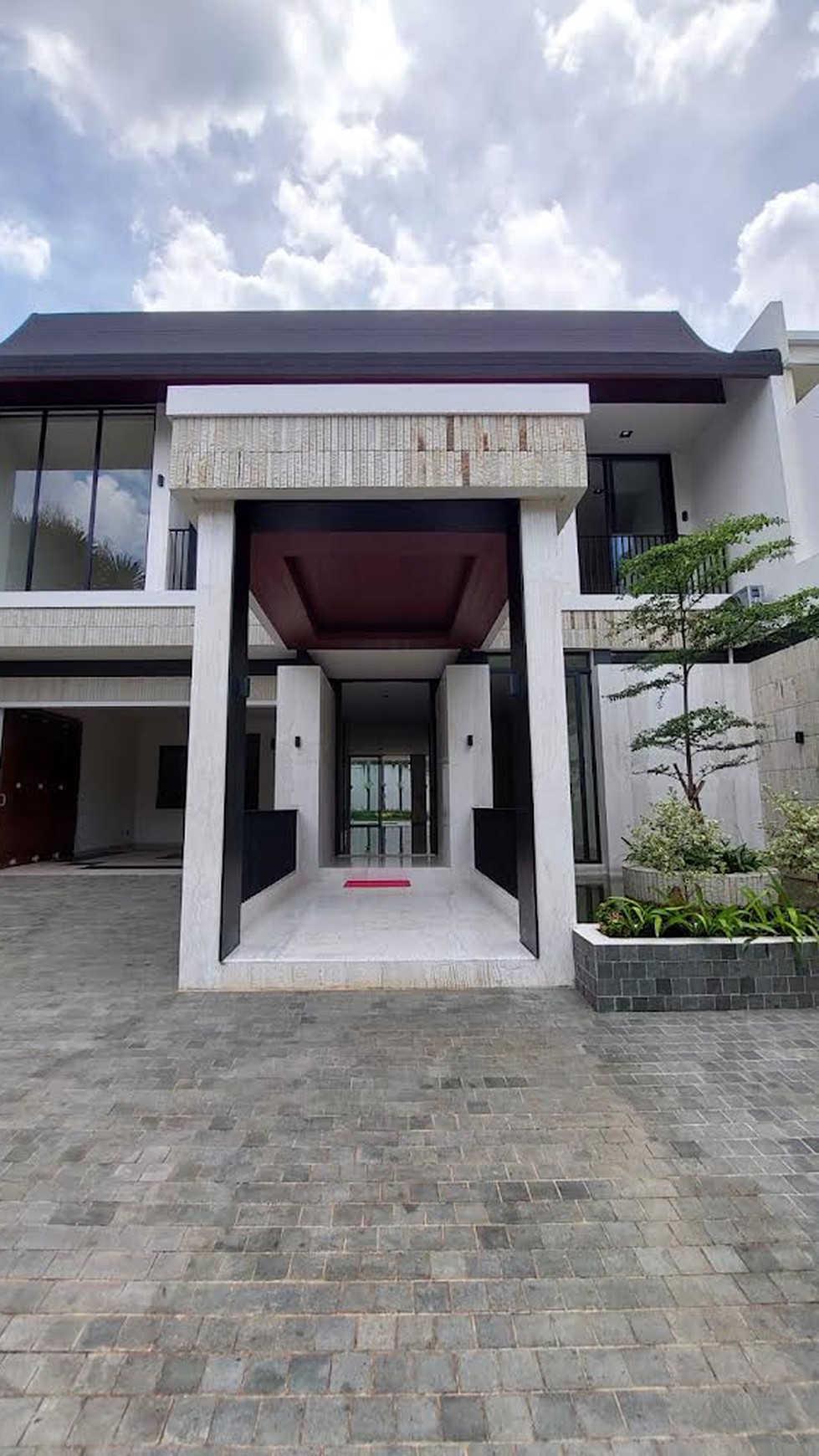 Rumah Mewah 2 lantai Semi Furnished ada Kolam Renang di Kemang Jaksel