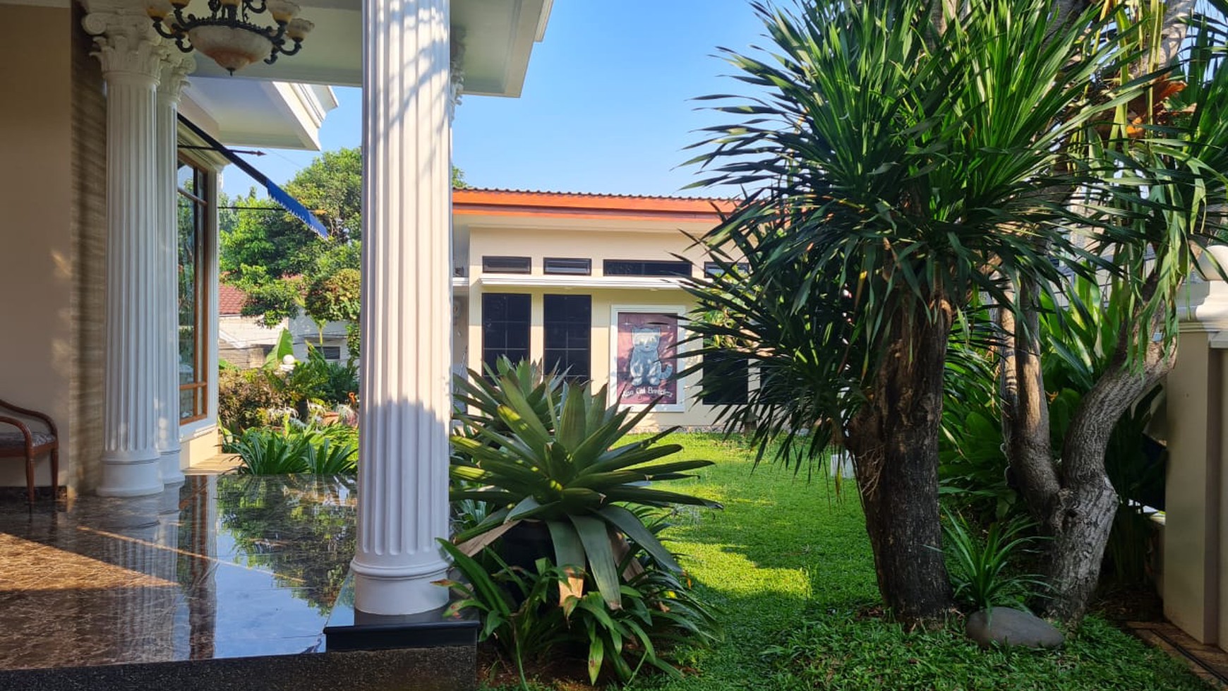 Rumah Mewah Like New dengan Pool di Pamulang Tangerang Selatan 