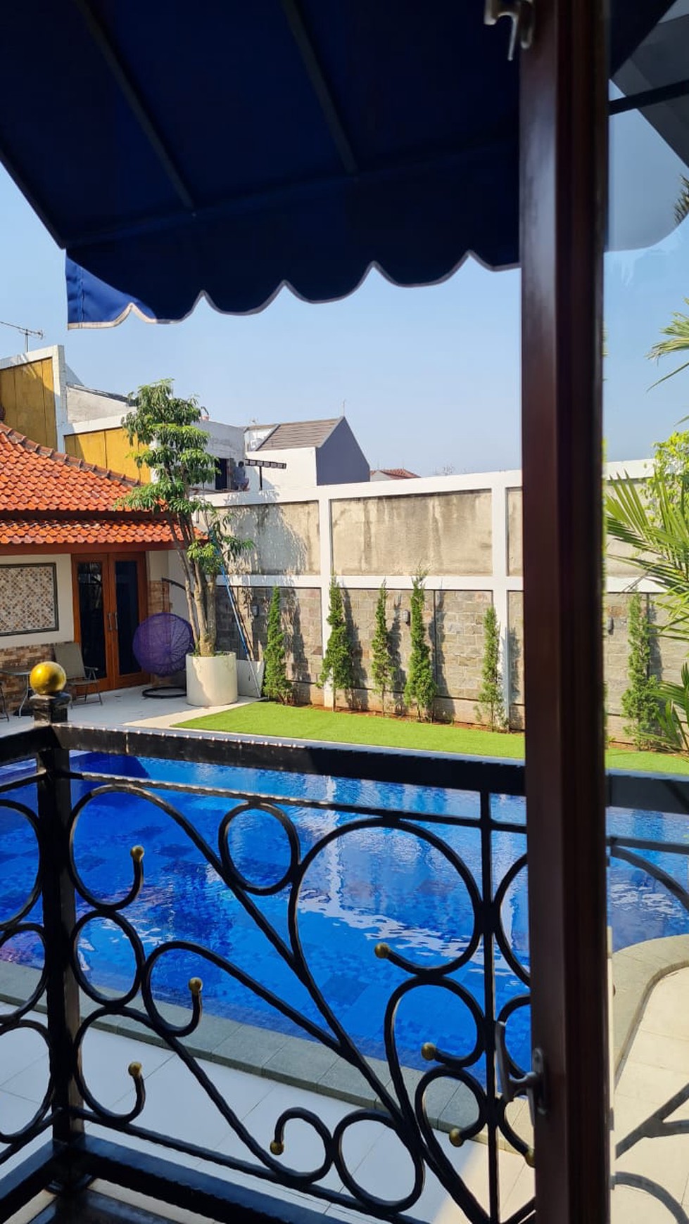 Rumah Mewah Like New dengan Pool di Pamulang Tangerang Selatan 