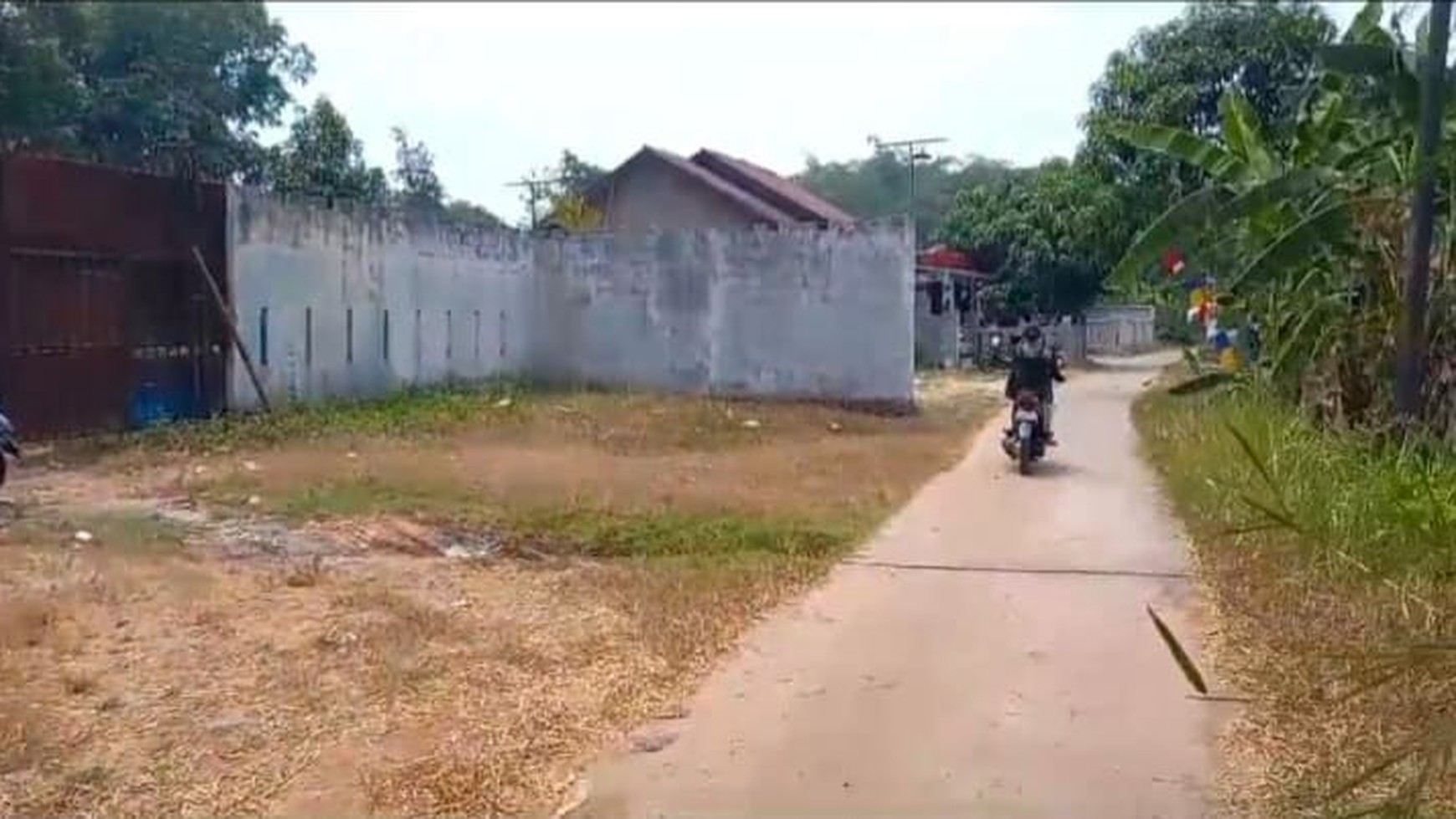 TANAH BERIKUT BANGUNAN UNTUK GUDANG,KANTOR DAN MESS DI LOKASI STRATEGIS DI JATIMULYA SERANG BARU BEKASI