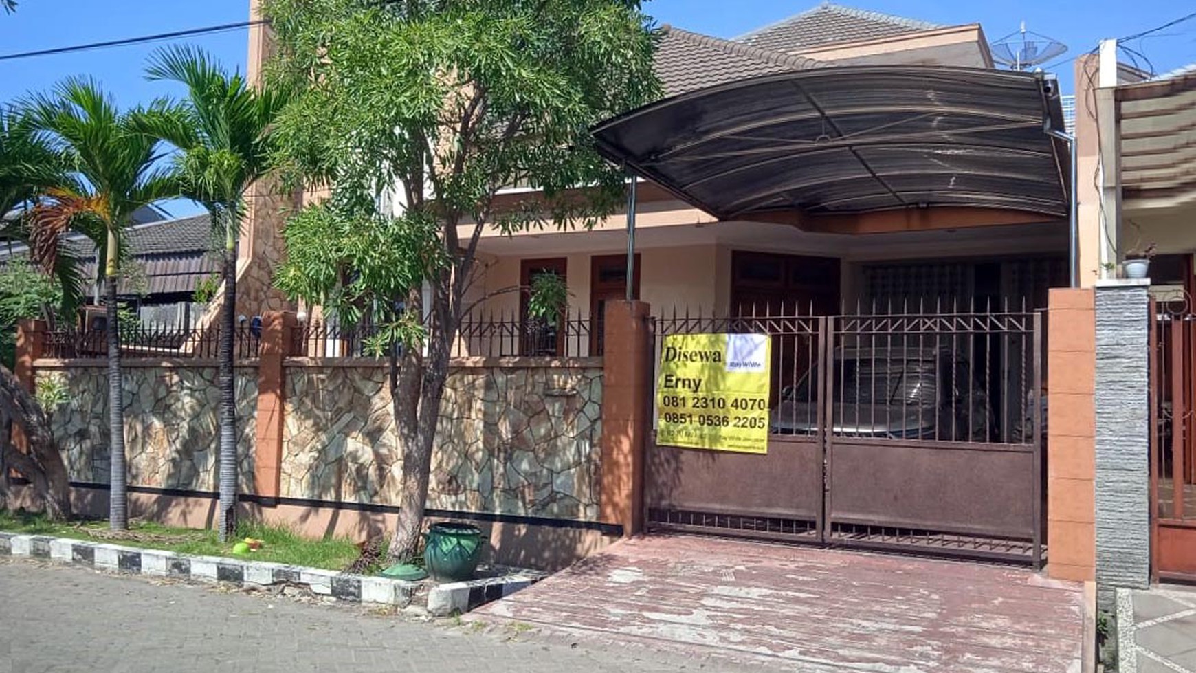 Rumah di Prapen Indah Surabaya Selatan, 2 Lantai, Semi Furnished, Hadap Utara, Siap Huni