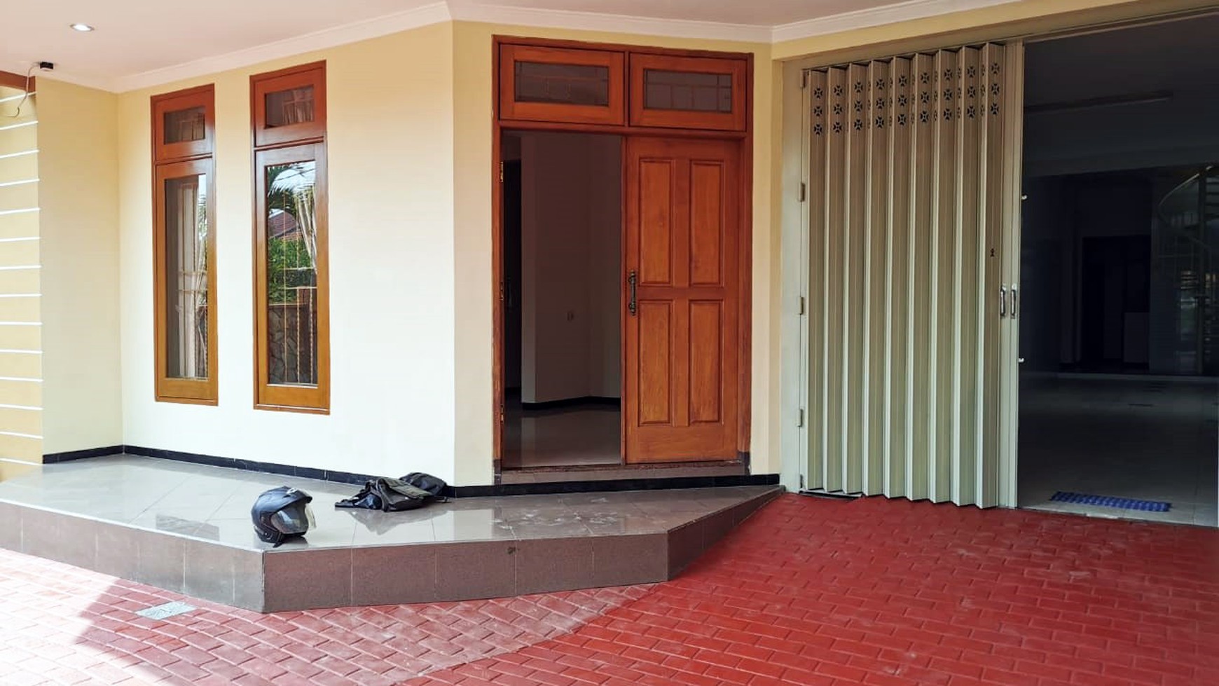 Rumah di Prapen Indah Surabaya Selatan, 2 Lantai, Semi Furnished, Hadap Utara, Siap Huni