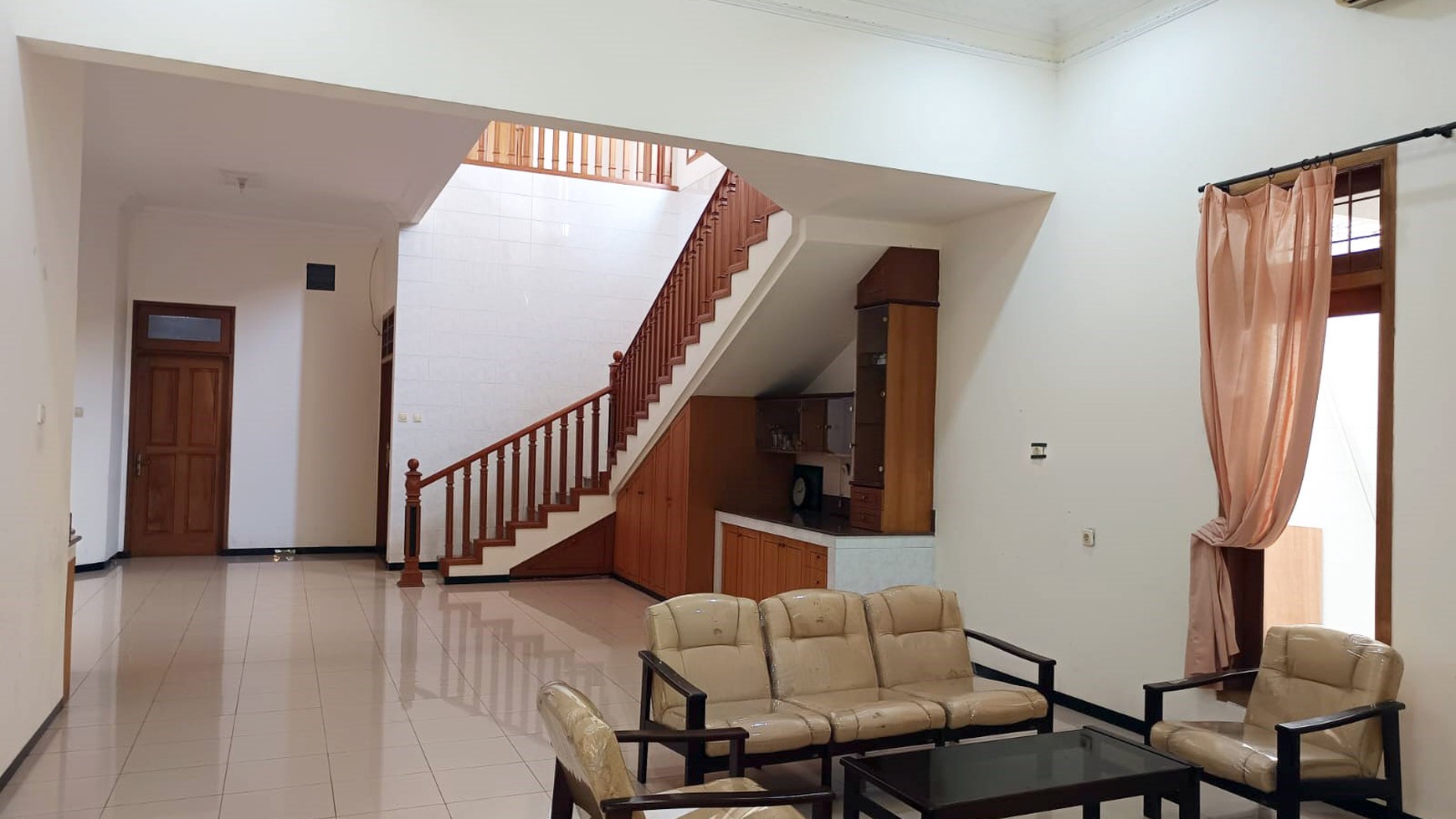 Rumah di Prapen Indah Surabaya Selatan, 2 Lantai, Semi Furnished, Hadap Utara, Siap Huni