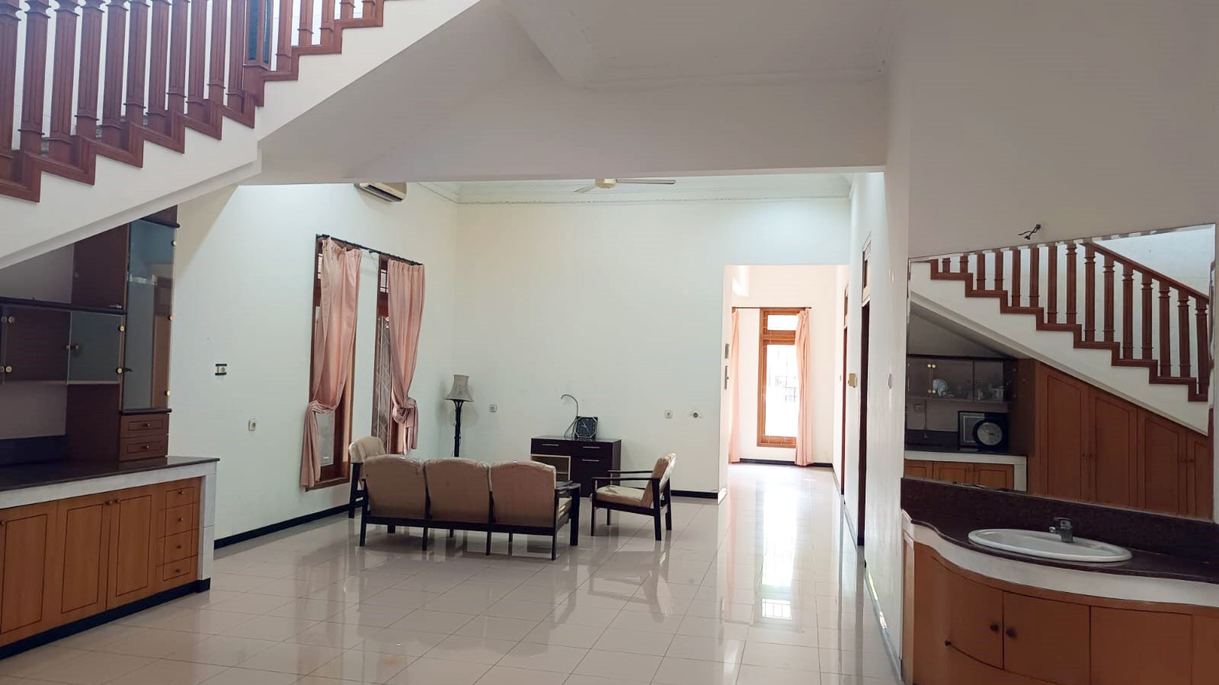 Rumah di Prapen Indah Surabaya Selatan, 2 Lantai, Semi Furnished, Hadap Utara, Siap Huni