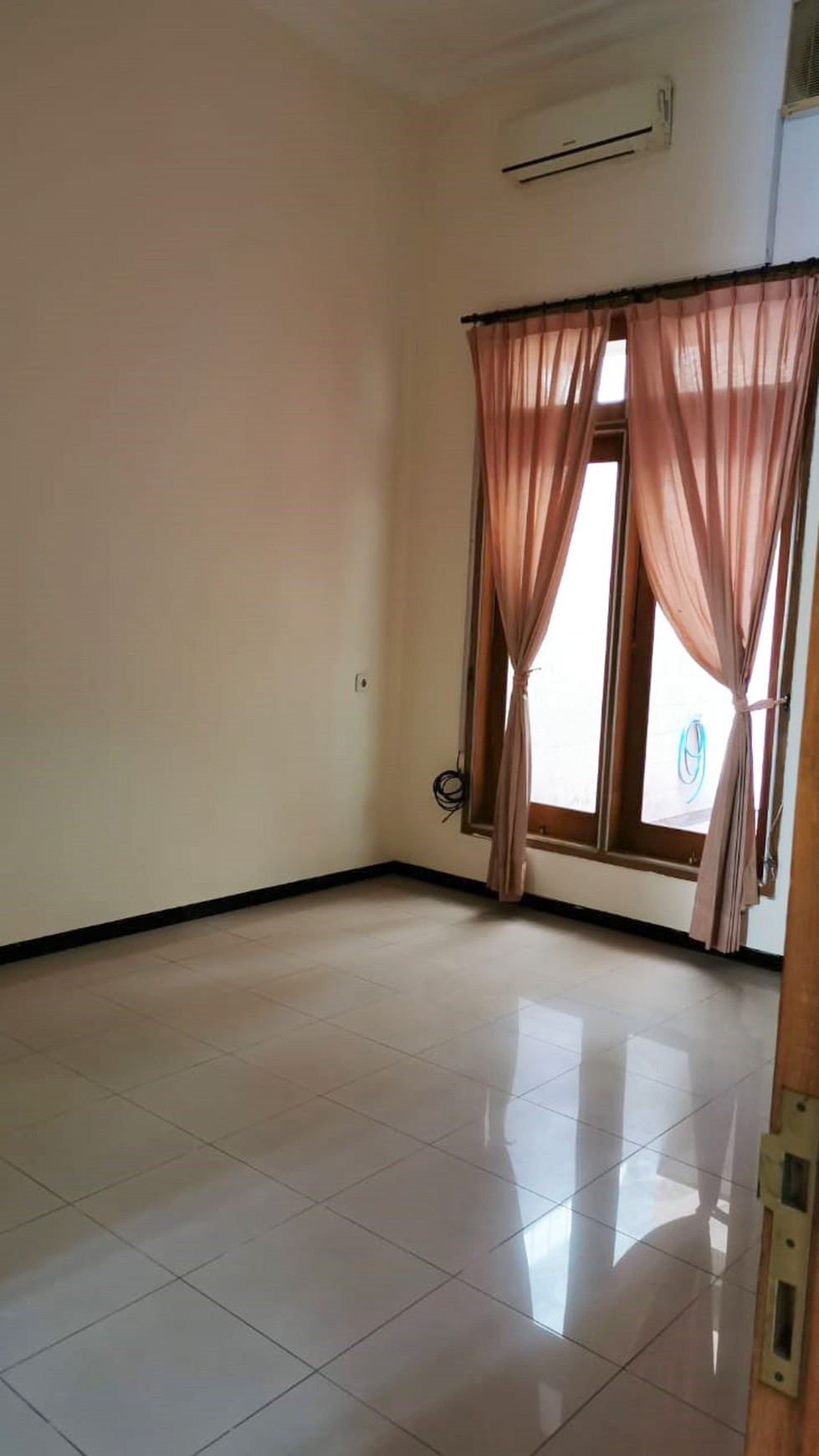 Rumah di Prapen Indah Surabaya Selatan, 2 Lantai, Semi Furnished, Hadap Utara, Siap Huni