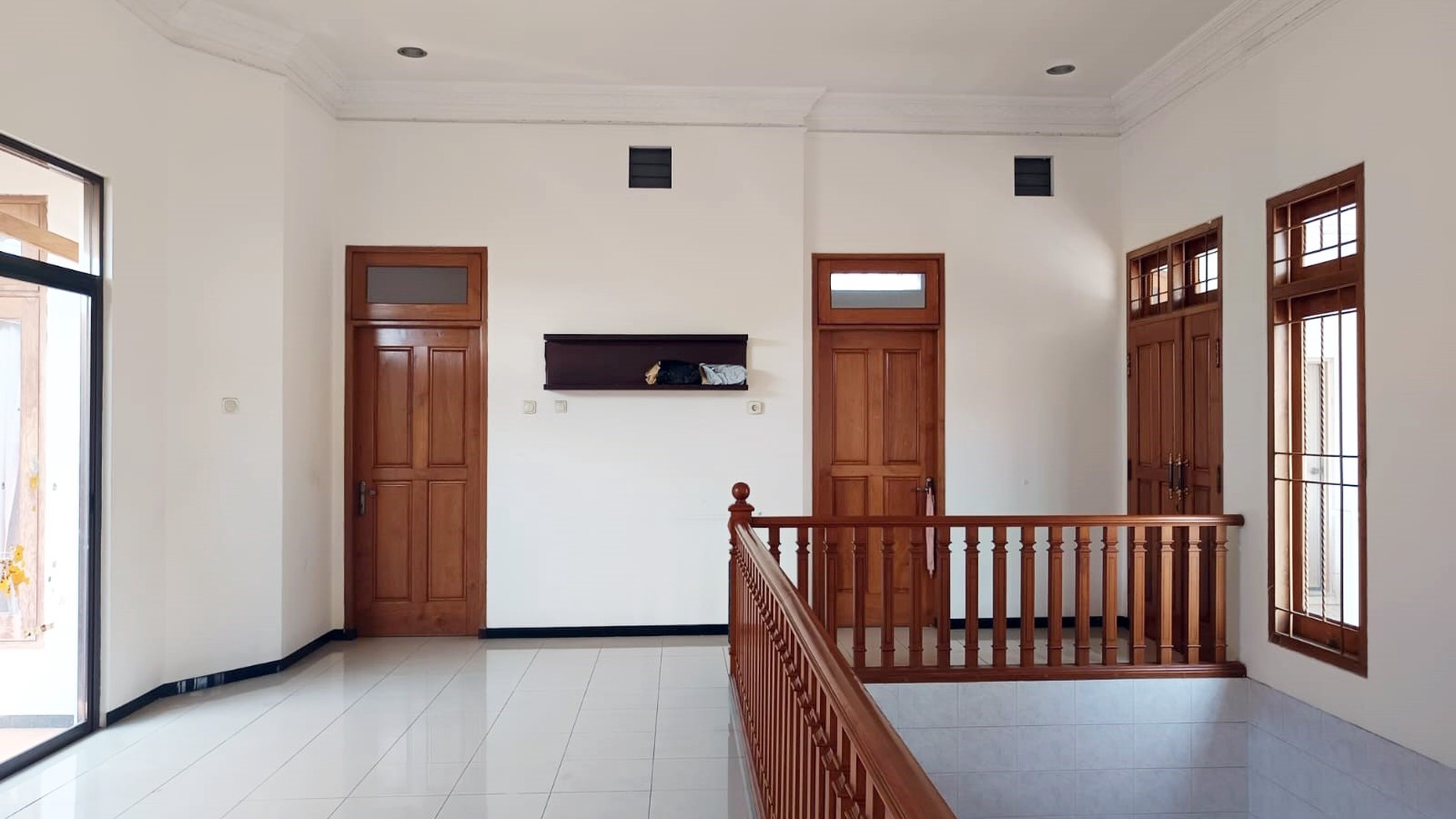 Rumah di Prapen Indah Surabaya Selatan, 2 Lantai, Semi Furnished, Hadap Utara, Siap Huni