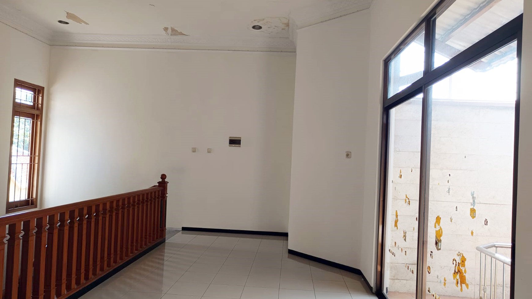 Rumah di Prapen Indah Surabaya Selatan, 2 Lantai, Semi Furnished, Hadap Utara, Siap Huni