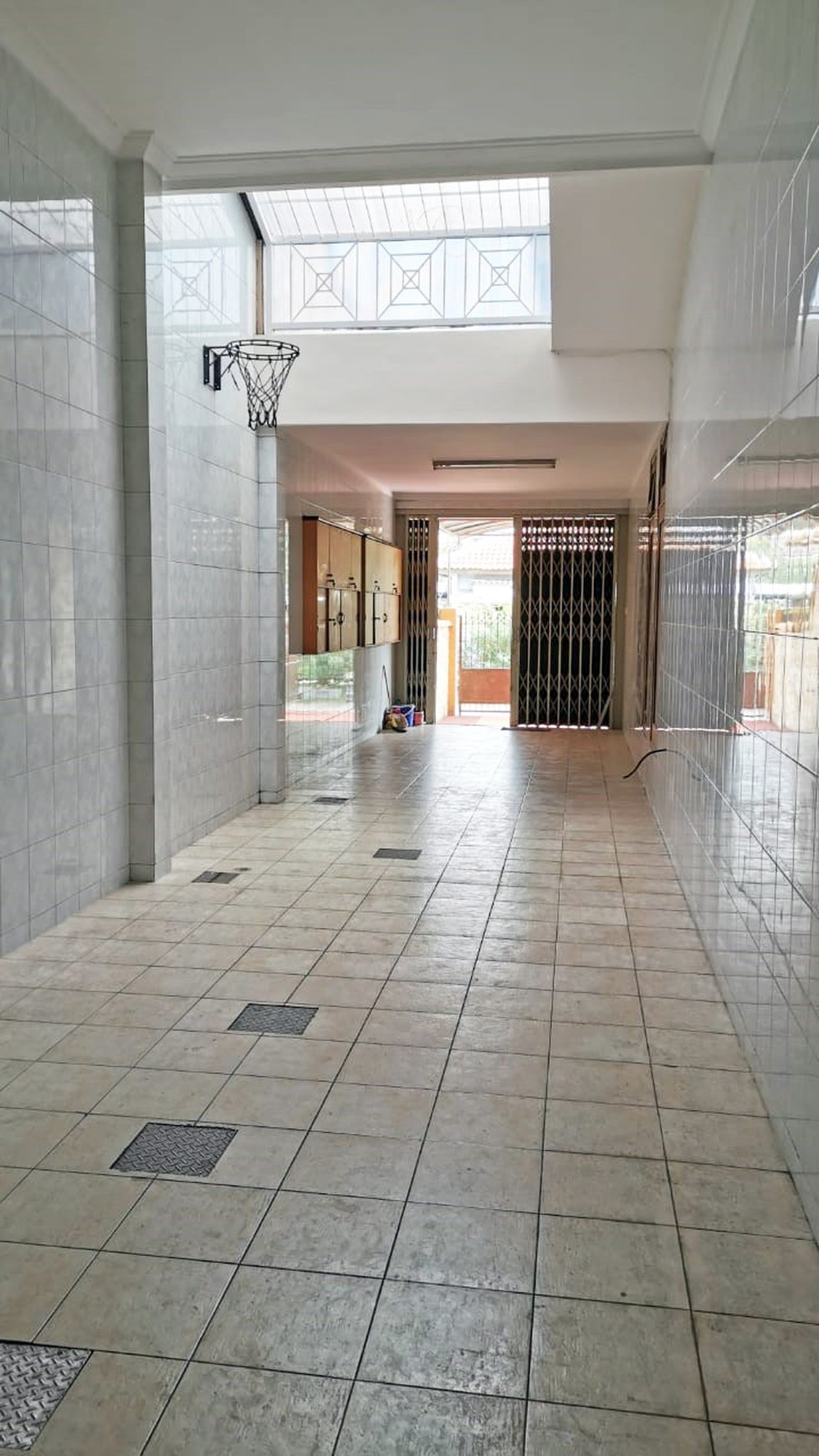 Rumah di Prapen Indah Surabaya Selatan, 2 Lantai, Semi Furnished, Hadap Utara, Siap Huni