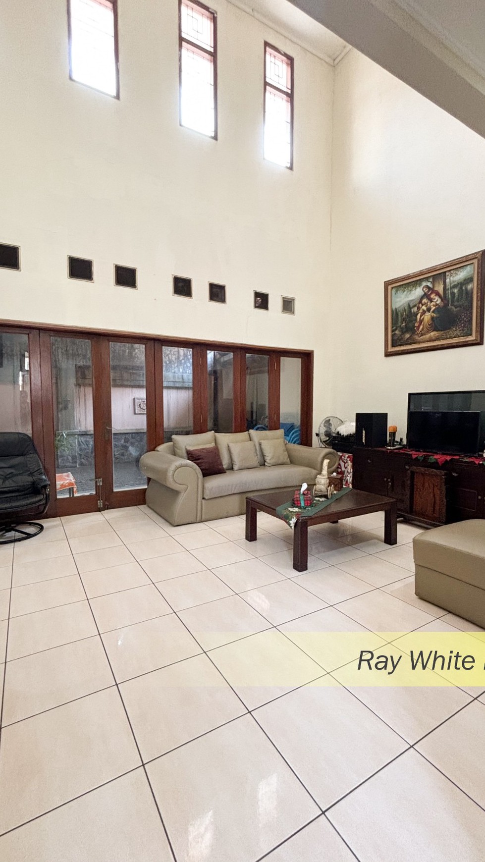 RUMAH SEMI FURNISHED DI KAWASAN ELIT ALAM SUTRA, TANGERANG SELATAN