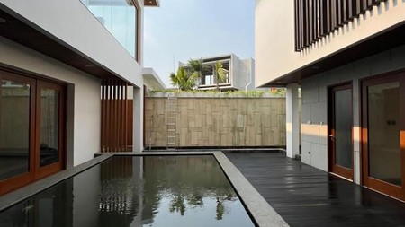 Rumah Mewah di Pondok Indah dengan Kolam Renang 