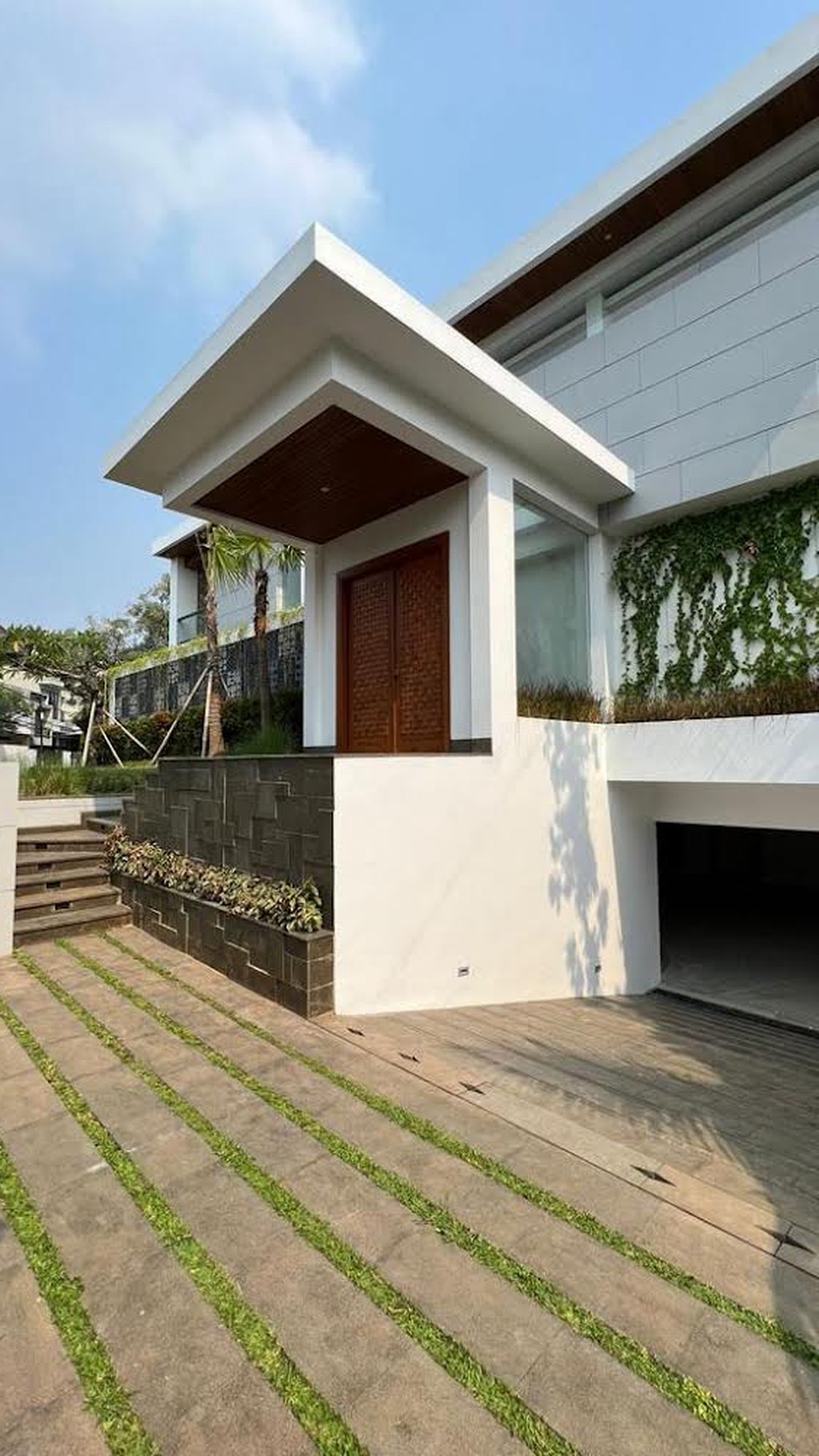 Rumah Mewah di Pondok Indah dengan Kolam Renang 