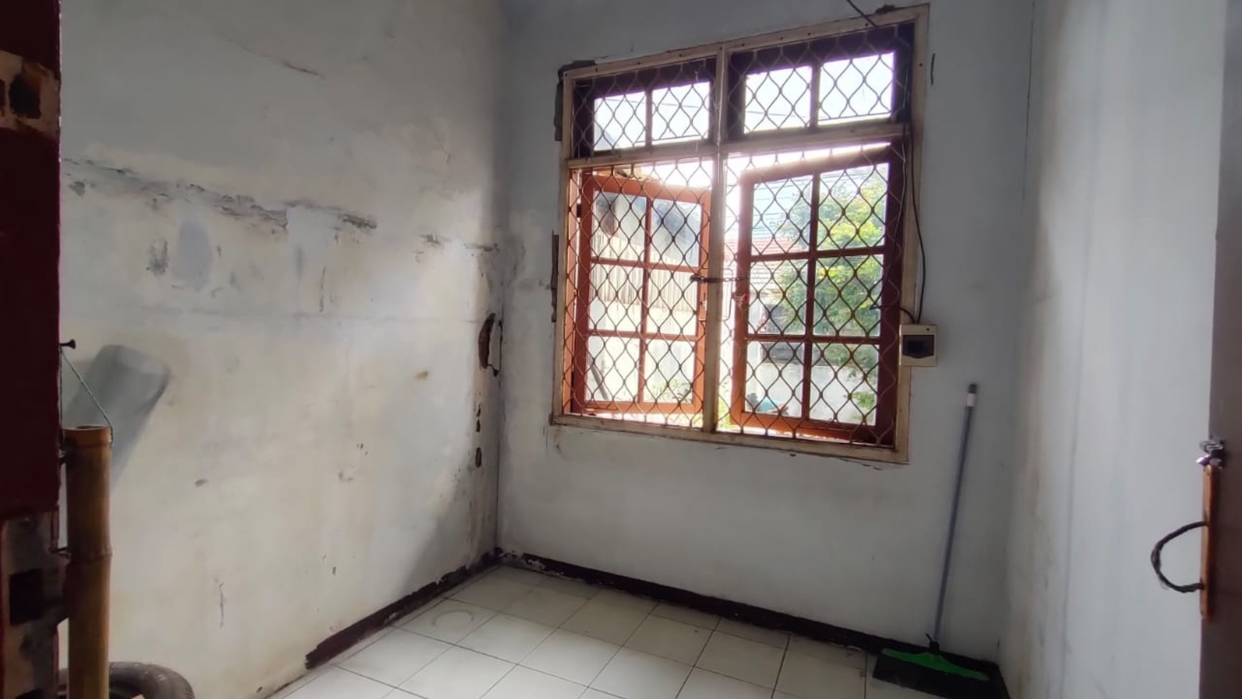 Rumah Hitung tanah di pinggir jalan utama di Harapan Indah