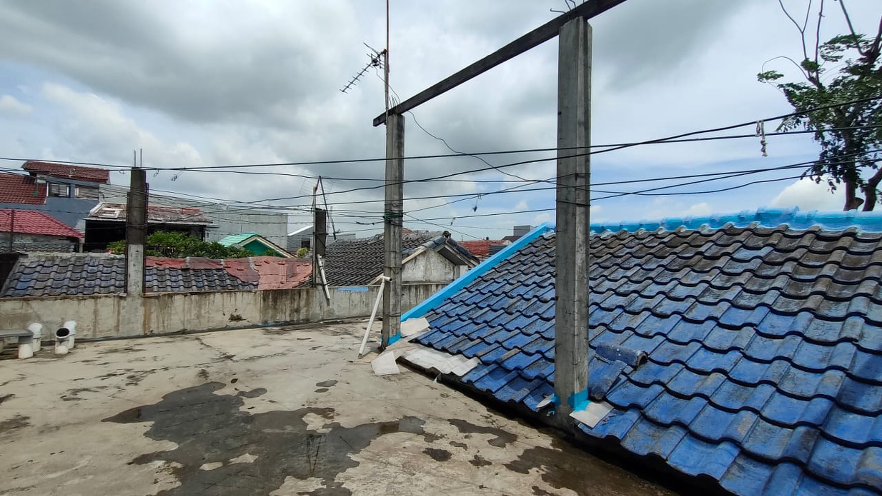 Rumah Hitung tanah di pinggir jalan utama di Harapan Indah