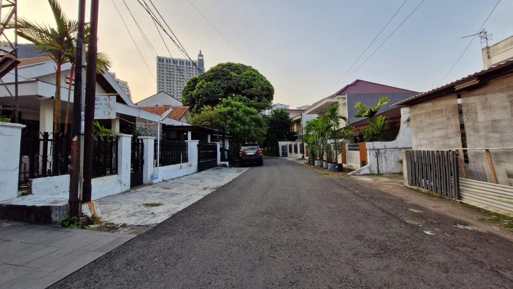 Di Jual Rumah tua hitung tanah lokasi area tenang dan strategis strategis di Jl. Kerinci Gunung, Jakarta Selatan 