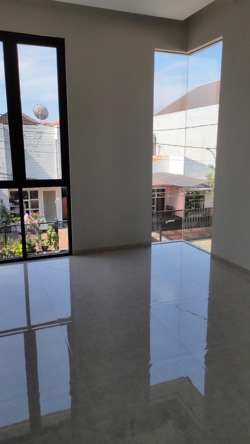 New BARU Dijual Rumah Darmo Permai Utara - Modern 2 Lantai - SHM- Siap Huni Dekat Pakuwon Mall, HR.Muhammad, Pasar Modern Puncak Permai, Tol Satelit