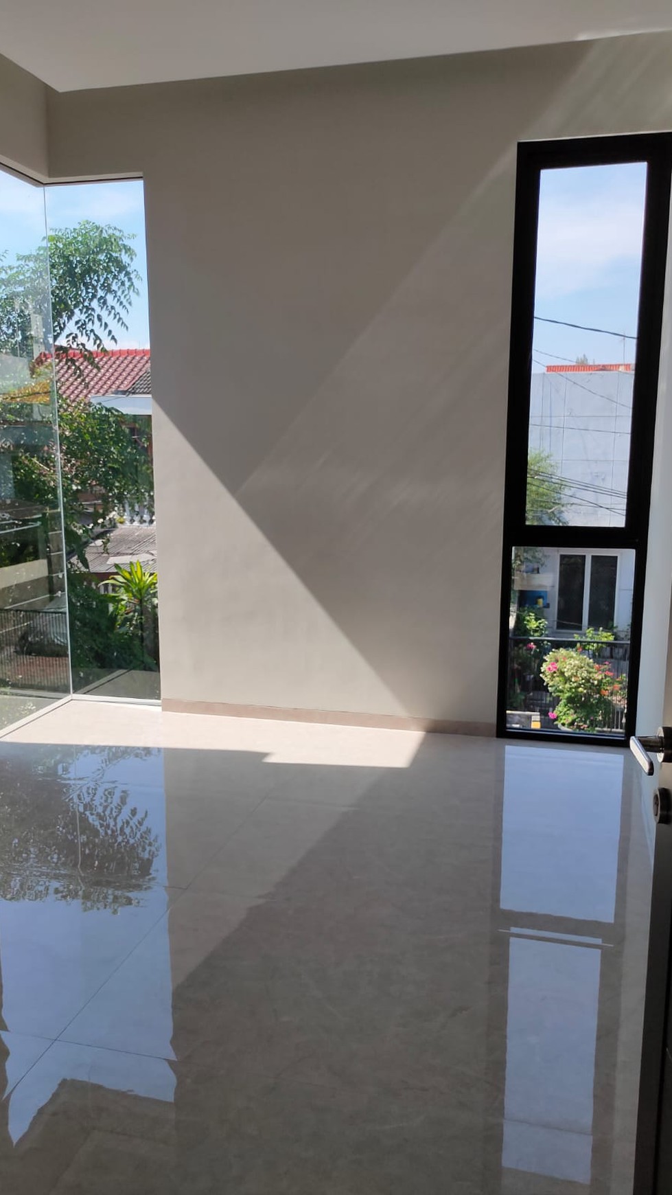 New BARU Dijual Rumah Darmo Permai Utara - Modern 2 Lantai - SHM- Siap Huni Dekat Pakuwon Mall, HR.Muhammad, Pasar Modern Puncak Permai, Tol Satelit