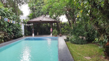 Rumah sewa di Kemang dgn halaman besar dan pool cocok untuk expart