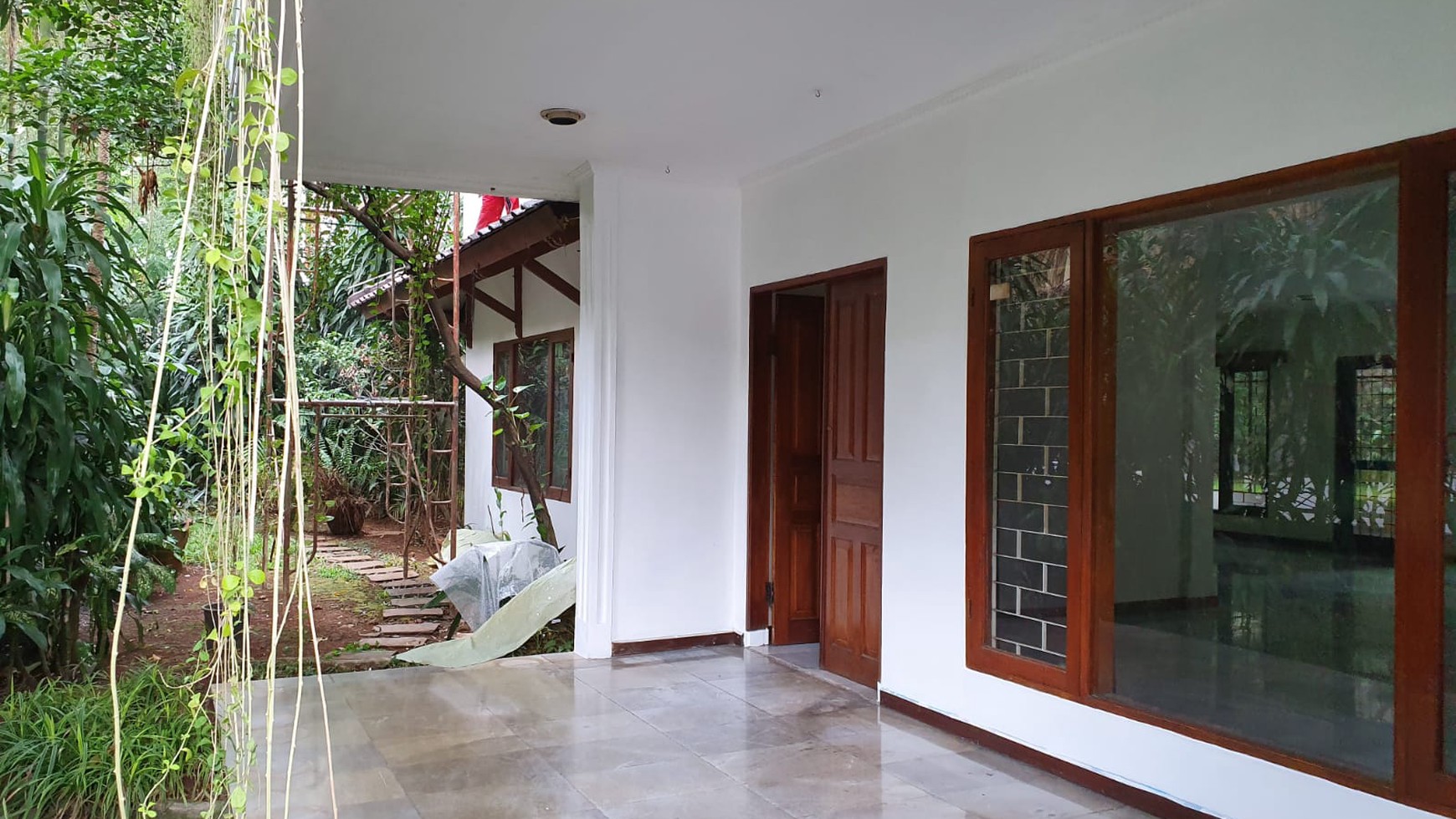 Rumah sewa di Kemang dgn halaman besar dan pool cocok untuk expart