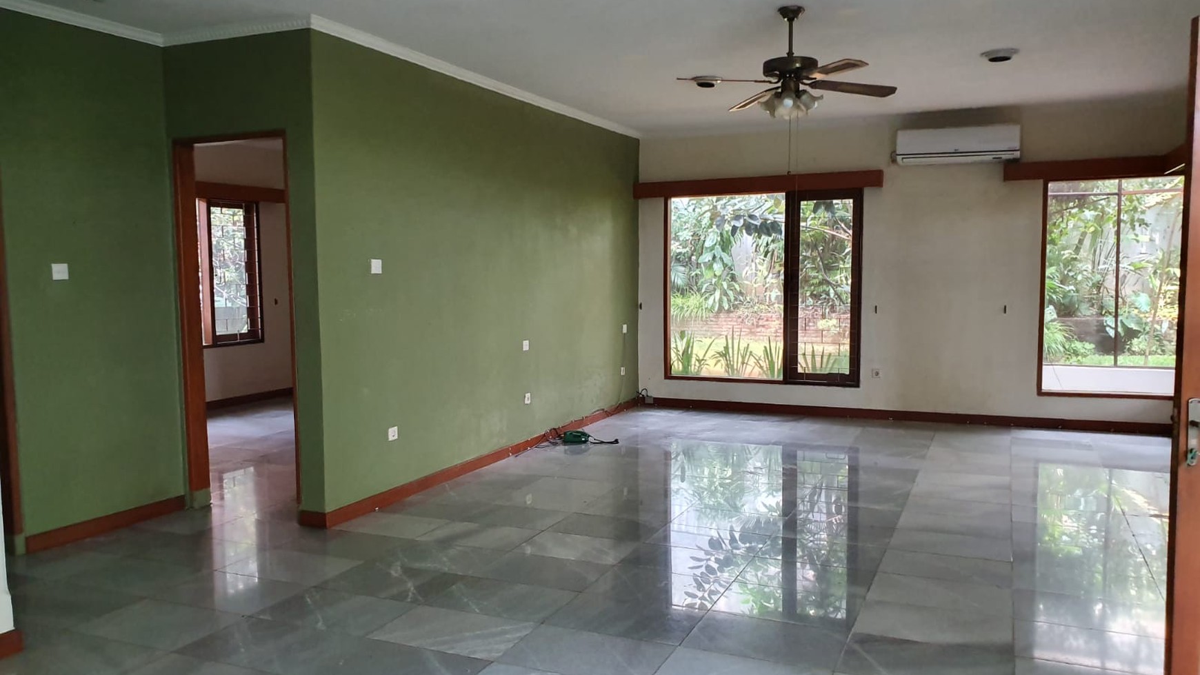 Rumah sewa di Kemang dgn halaman besar dan pool cocok untuk expart