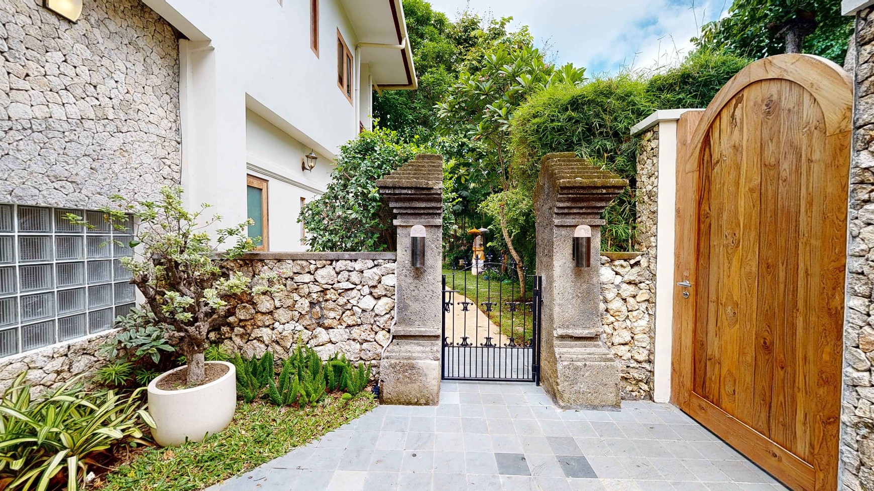 Freehold - Luxurious 4 Bedroom Villa in Exclusive Villa Complex