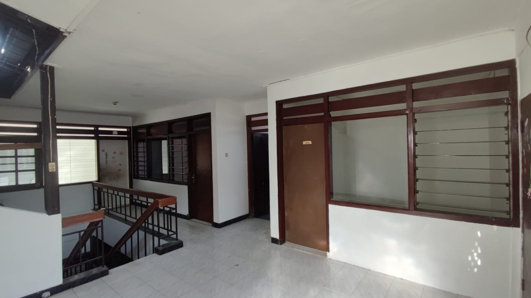 Dijual Rumah Usaha (Ex Bangunan Sekolah) Jl. Raya Ketintang Madya, Surabaya