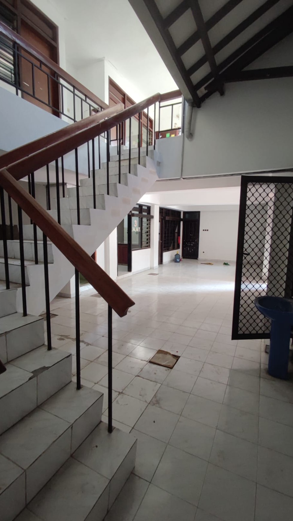 Dijual Rumah Usaha (Ex Bangunan Sekolah) Jl. Raya Ketintang Madya, Surabaya