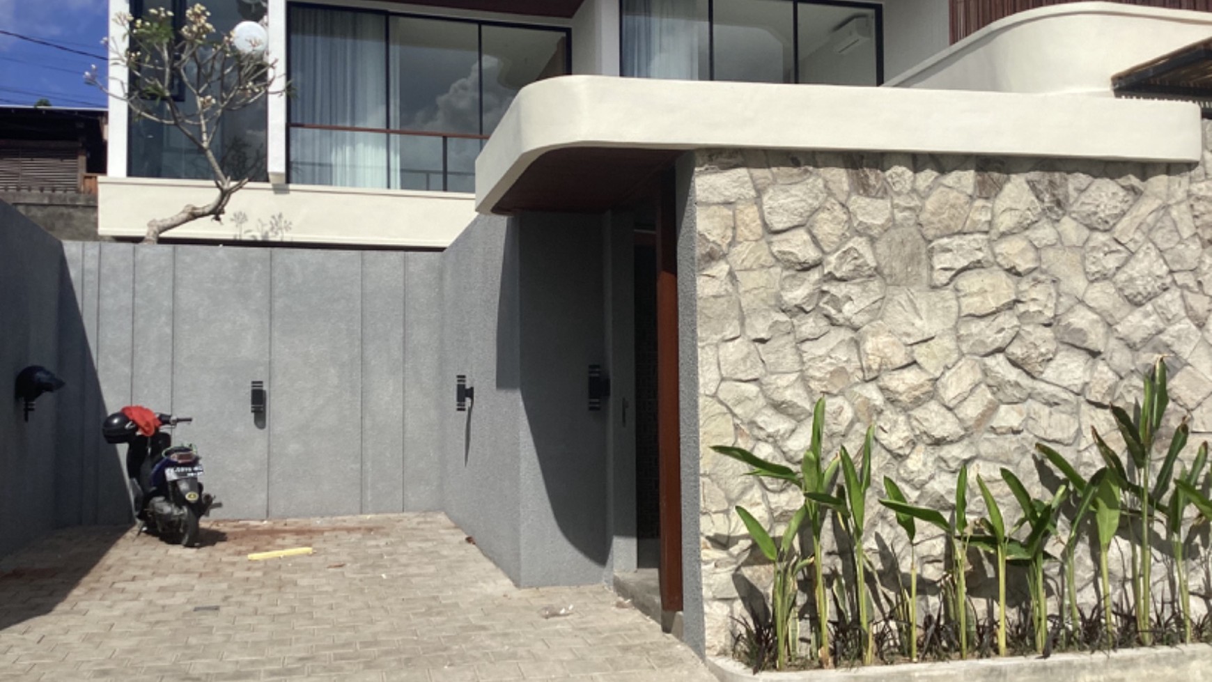 Villa 3 Bedrooms 200 sqm Freehold in Tumbak Bayuh Canggu