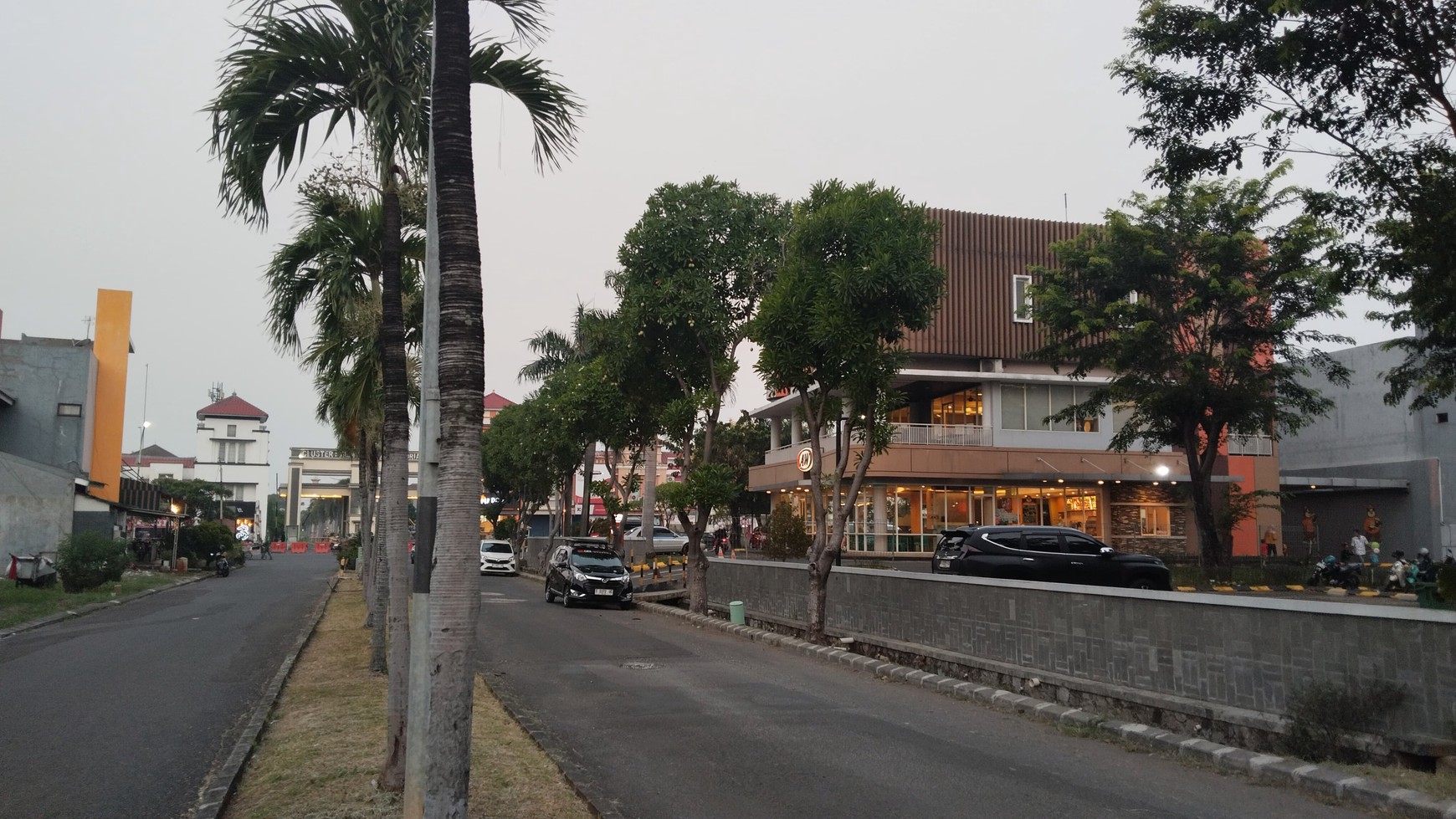 BANGUNAN KOMERSIAL DI LOKASI STRATEGIS DI CBD GALUH MAS KARAWANG BARAT DEKAT DENGAN BERBAGAI FASILITAS PUBLIK 