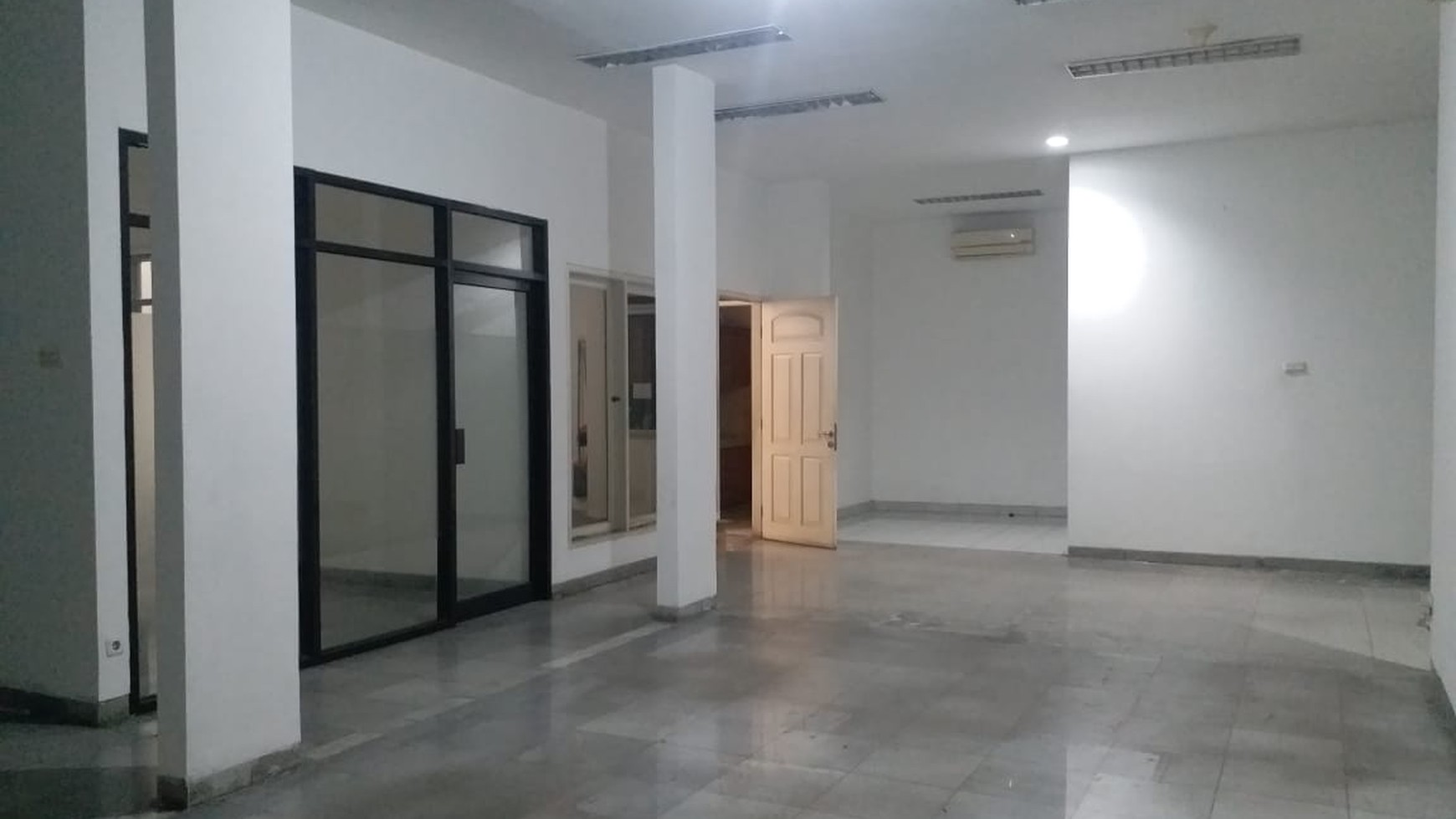 Rumah Cocok Untuk Usaha maupun Kantor dan Parkir Luas @Tebet