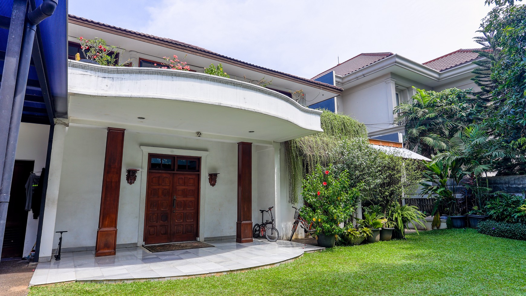 Rumah Bagus terawat halaman luas pondok indah 