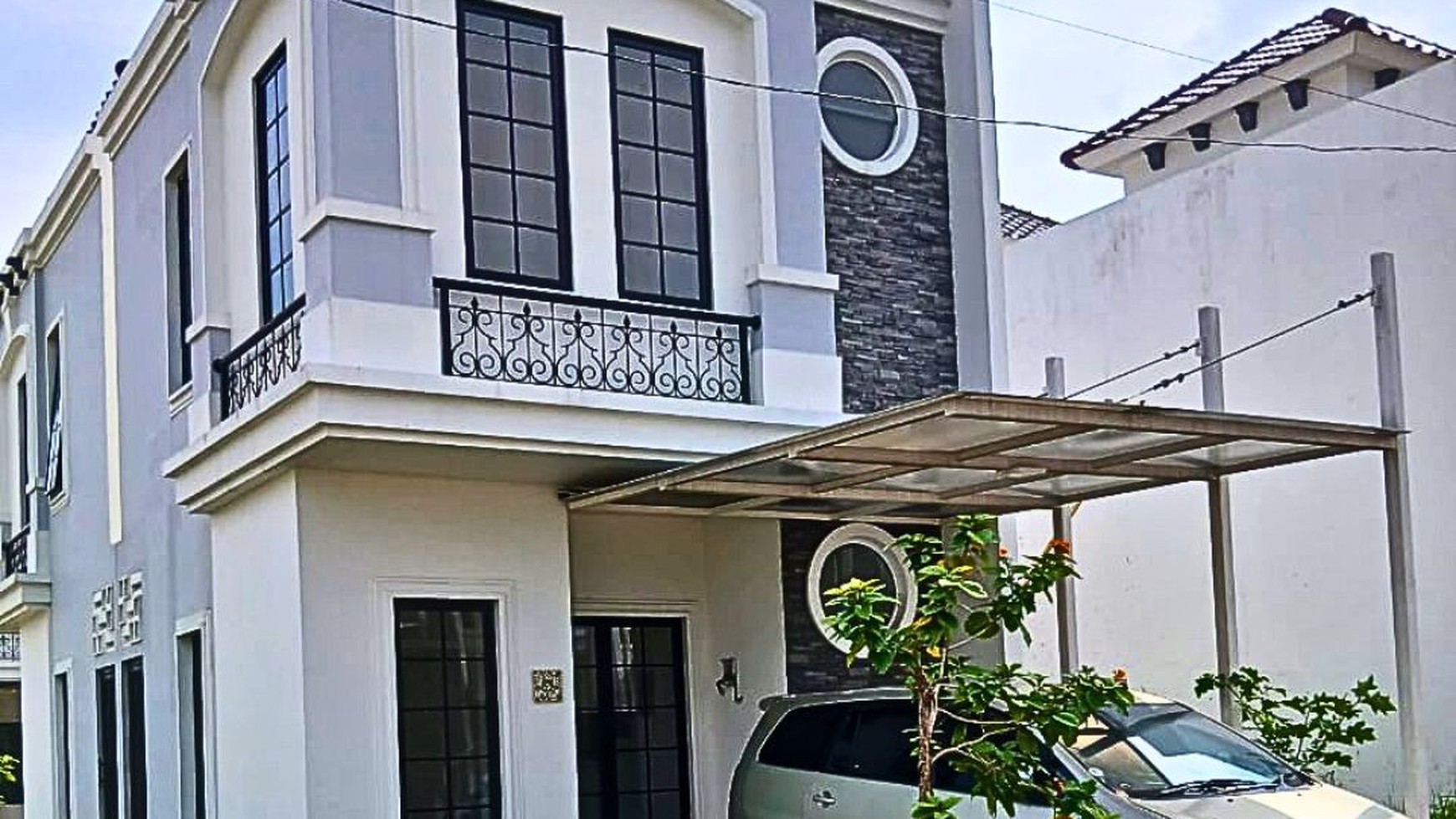 Rumah Modern Sevilla Townhouse Lokasi Strategis Dekat Golf