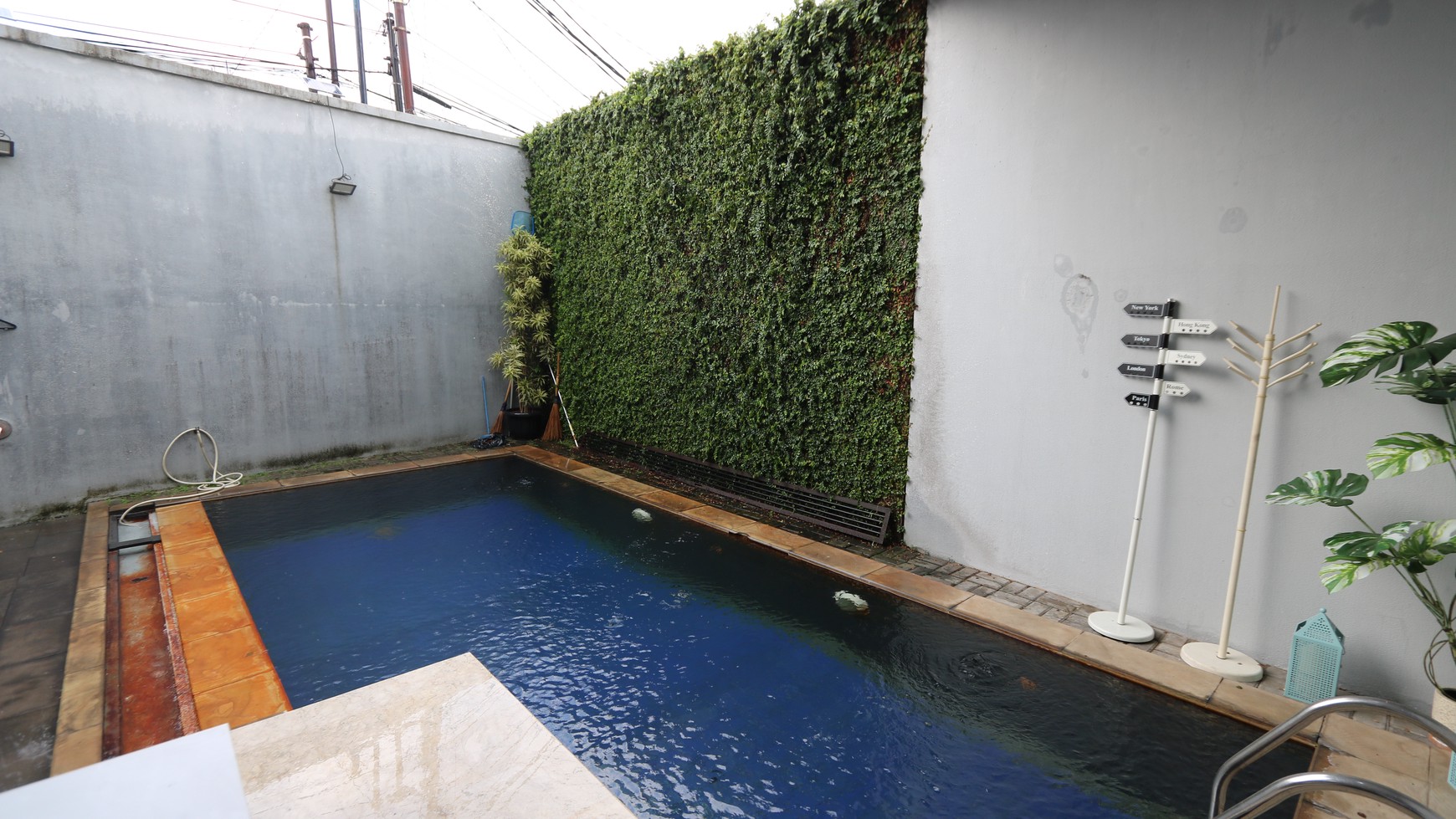 DIJUAL RUMAH MODERN MINIMALIS DENGAN KOLAM RENANG DI JATI PADANG PASAR MINGGU, DEKAT CILANDAK, TB SIMATUPANG / For Sale : A Modern & Minimalist Home with Pool 