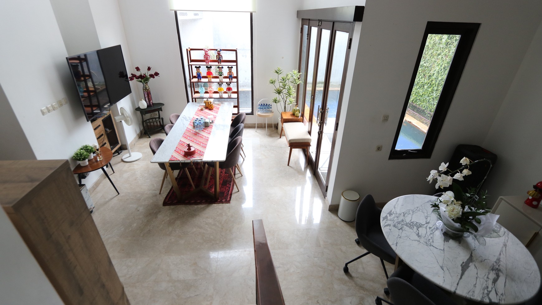 DIJUAL RUMAH MODERN MINIMALIS DENGAN KOLAM RENANG DI JATI PADANG PASAR MINGGU, DEKAT CILANDAK, TB SIMATUPANG / For Sale : A Modern & Minimalist Home with Pool 