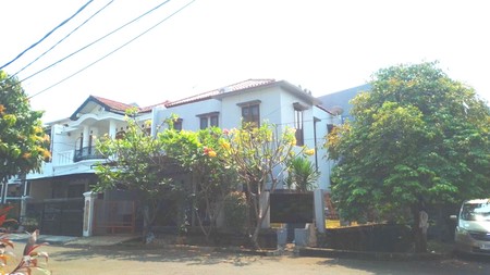 Rumah 2 lantai, posisi di hoek, siap huni, lokasi strategis di Bintaro Sektor 9